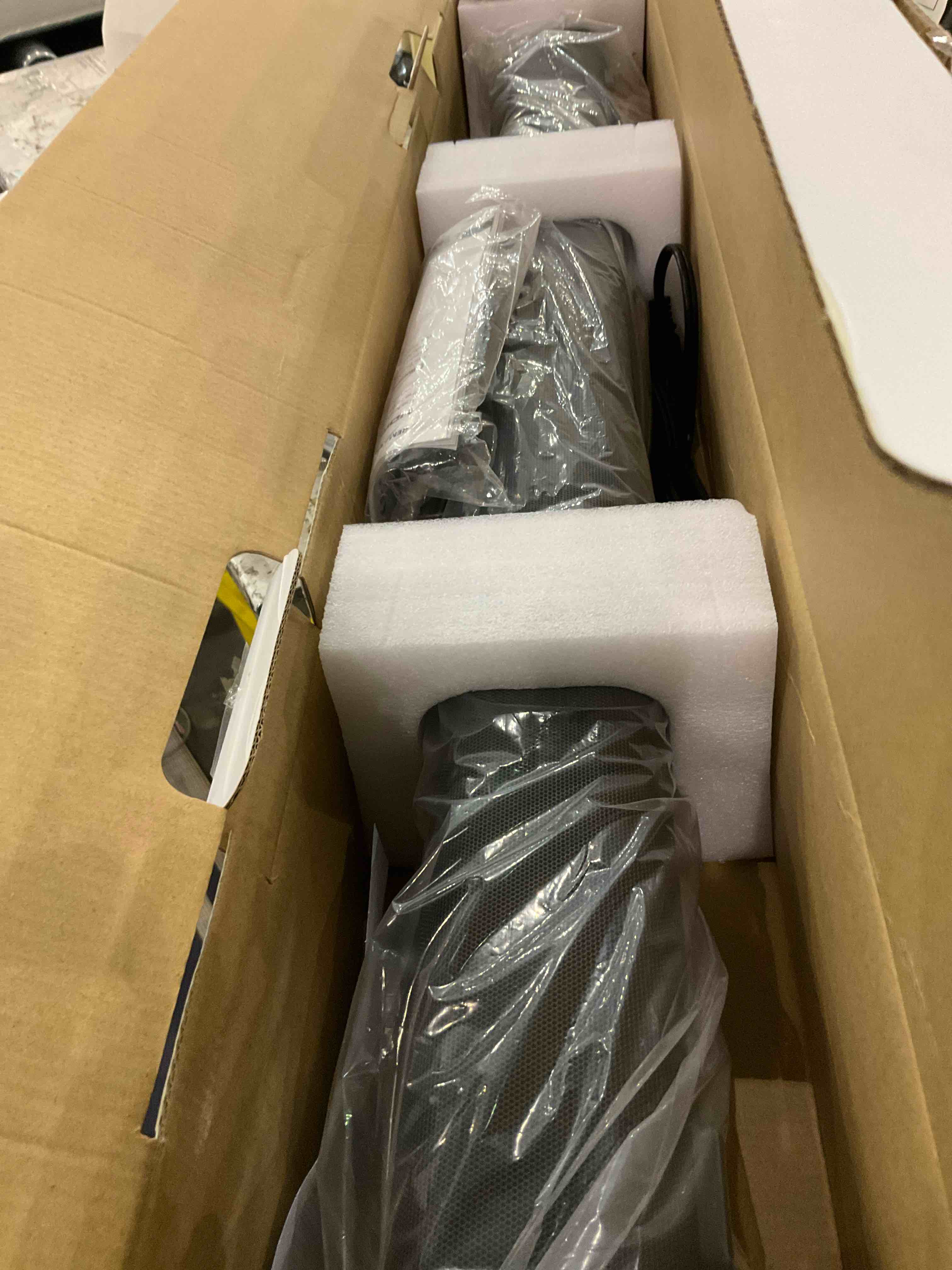https://s3.amazonaws.com/lotting-images-prod/bidfta/GRA2045502_1739275926663.jpeg