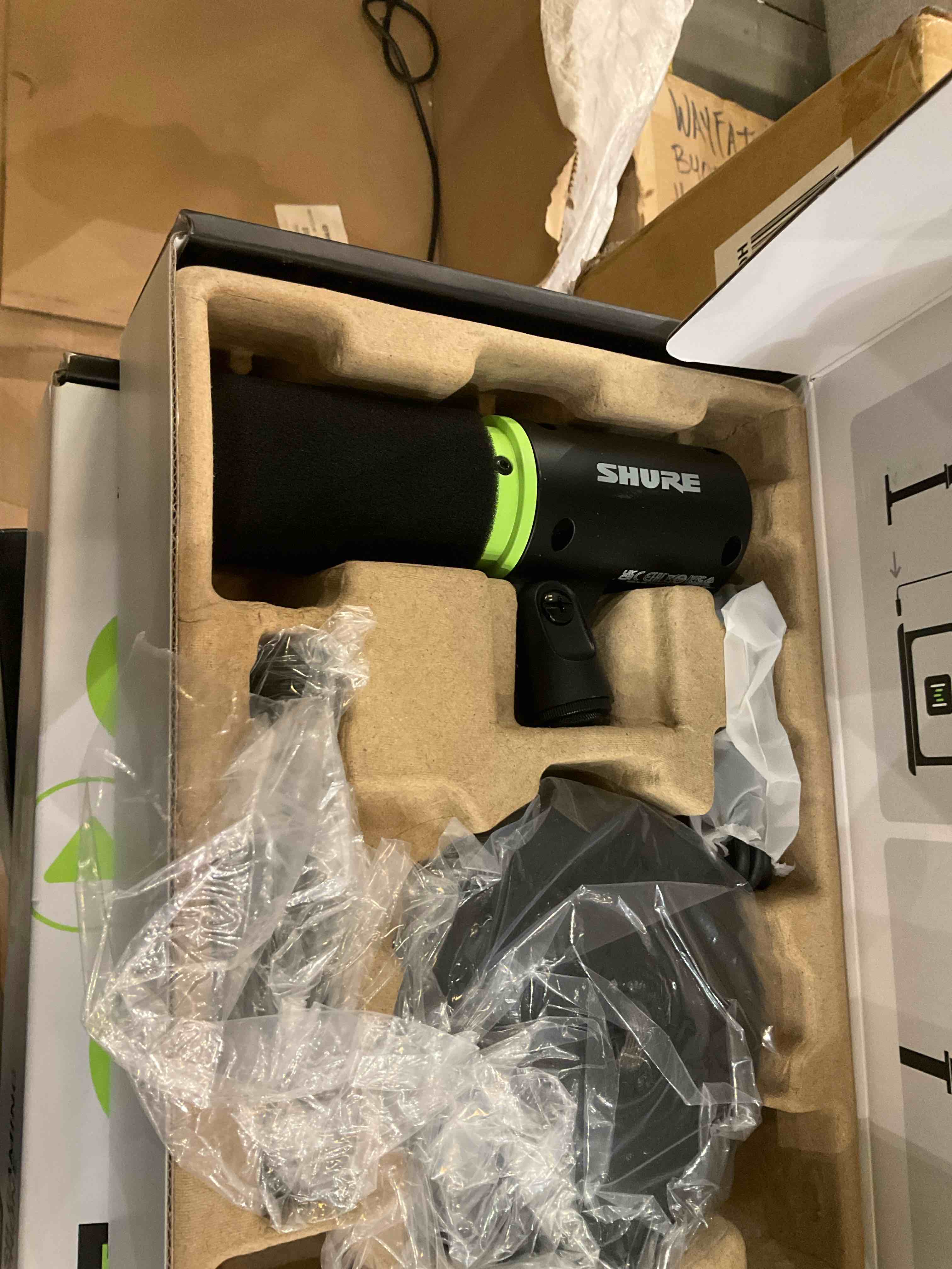 https://s3.amazonaws.com/lotting-images-prod/bidfta/GRA2049588_1740500112660.jpeg