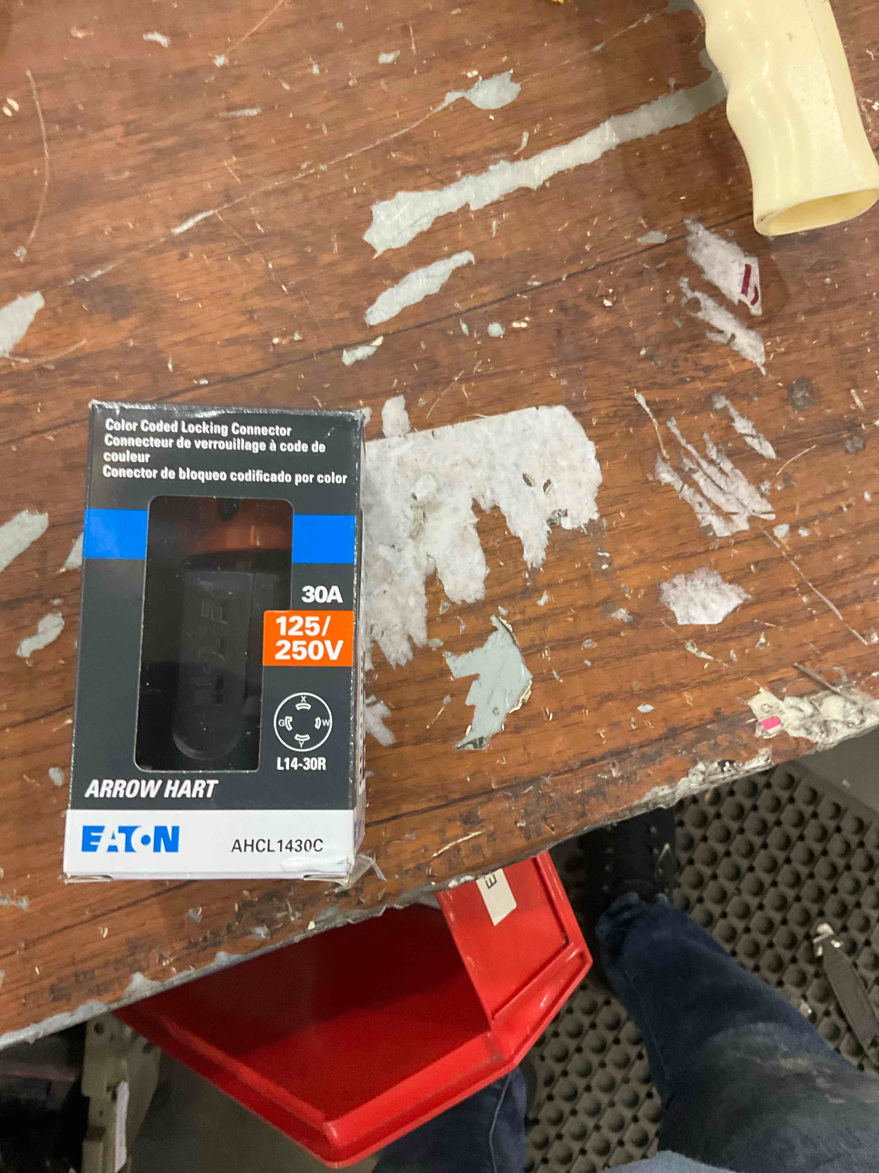 EATON L1430C Arrow Hart Safety Grip Grounded Locking Polarized Electrical Connector, 125/250 V, Black and White