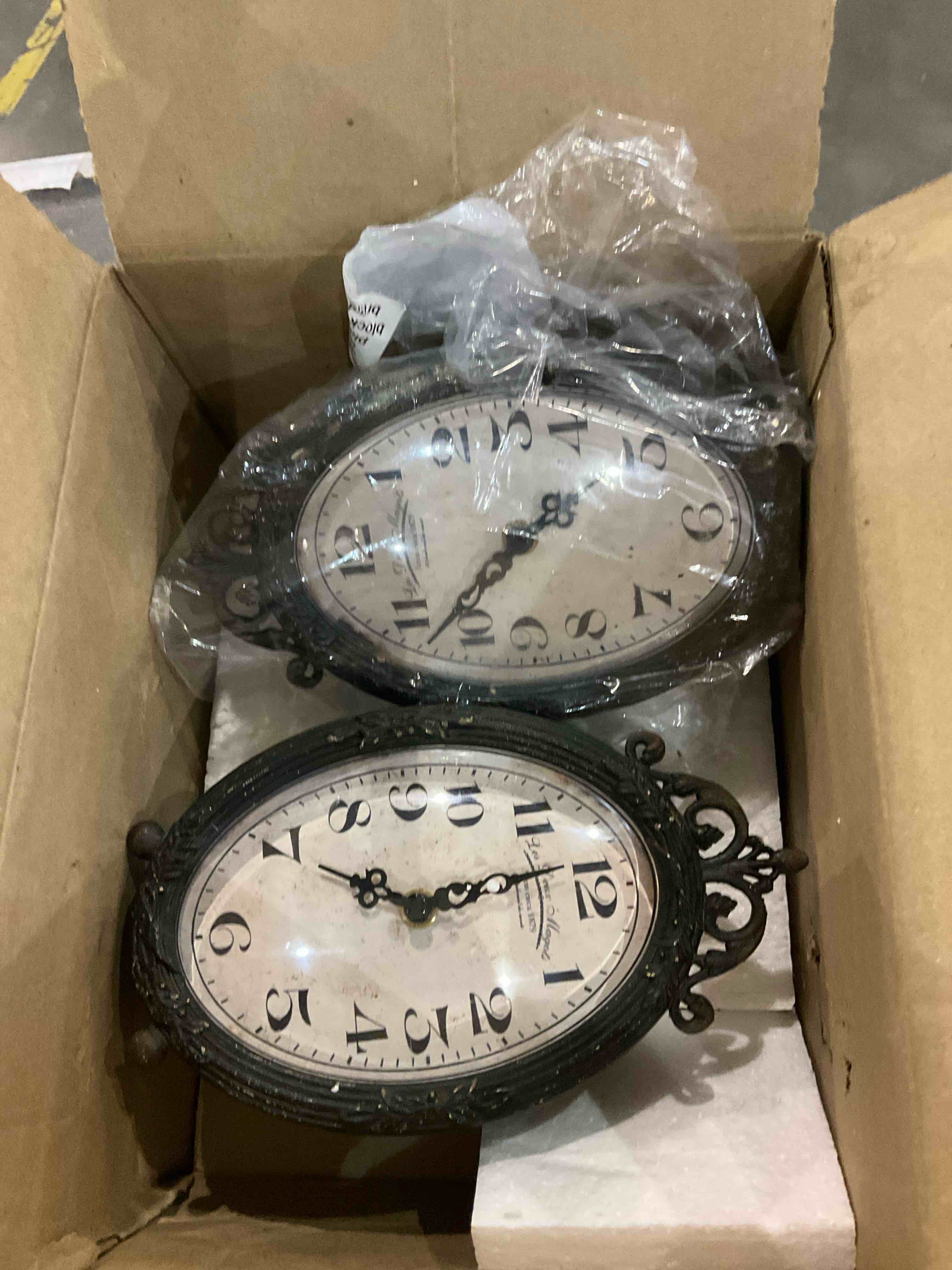 Meyonne Analog Metal Quartz Tabletop Clock