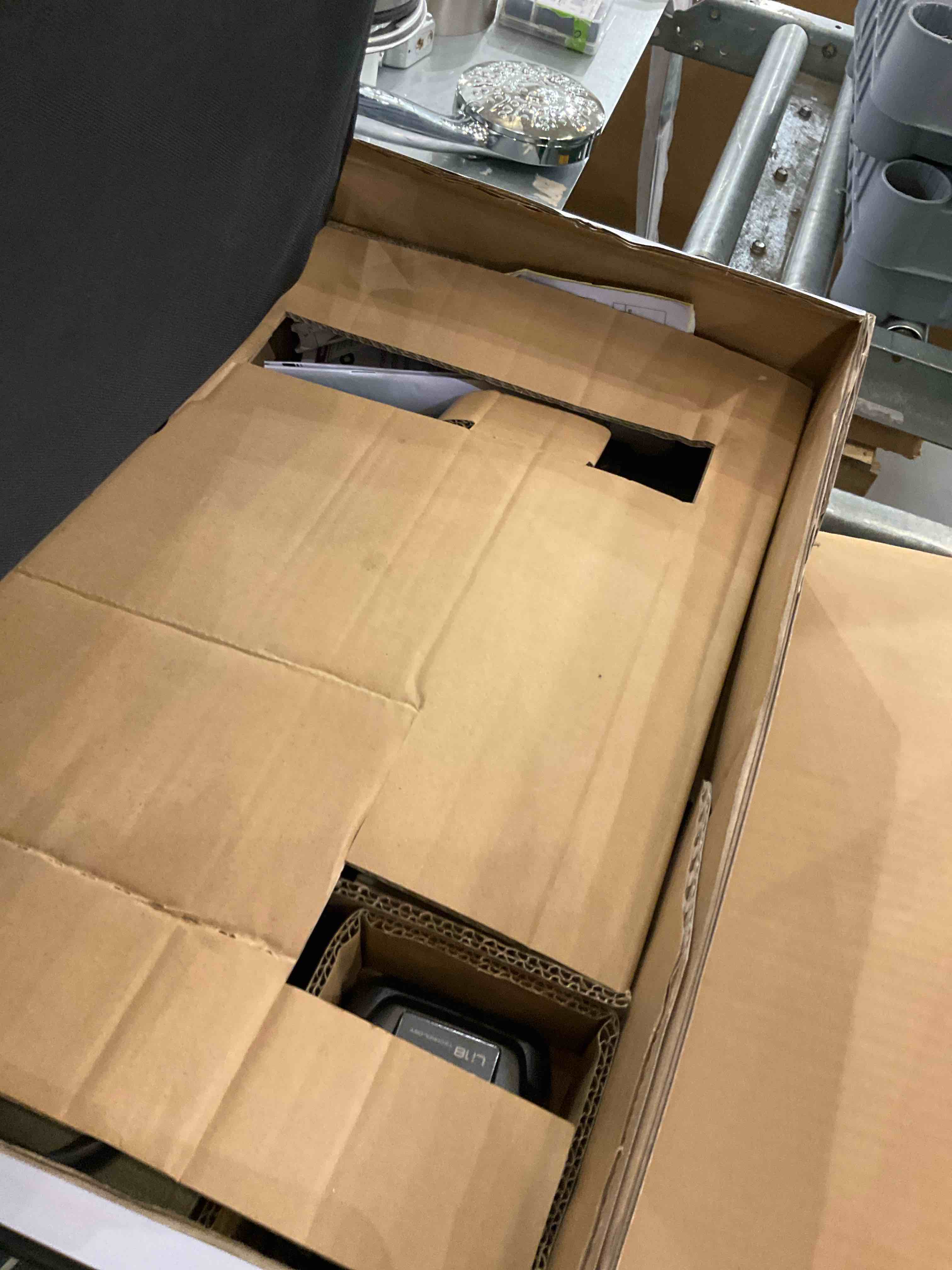 https://s3.amazonaws.com/lotting-images-prod/bidfta/GRA2100860_1739817017620.jpeg