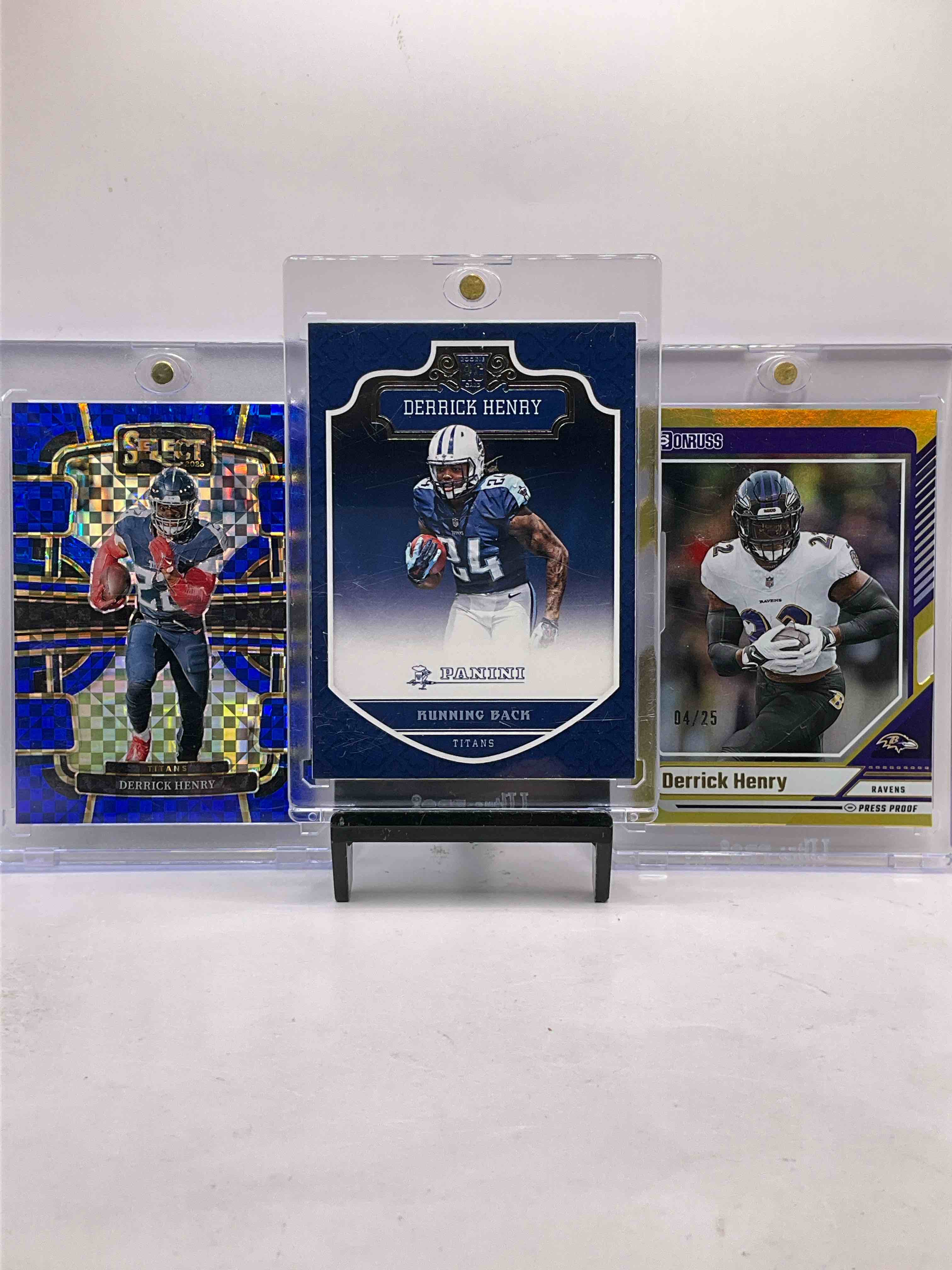 Tennessee Titans! Derrick Henry Super Rare Cards! Derrick Henry Panini Rookie Card, Donruss Diecut Gold 04/25 Ever Made! Also, Checkered Blue Select Derrick Henry /199 Ever Made! Paired With Signed Rookies & Titans Legends! Warren Moon, Derrick Henry, AJ Brown & More! Insane Titans Bundle!