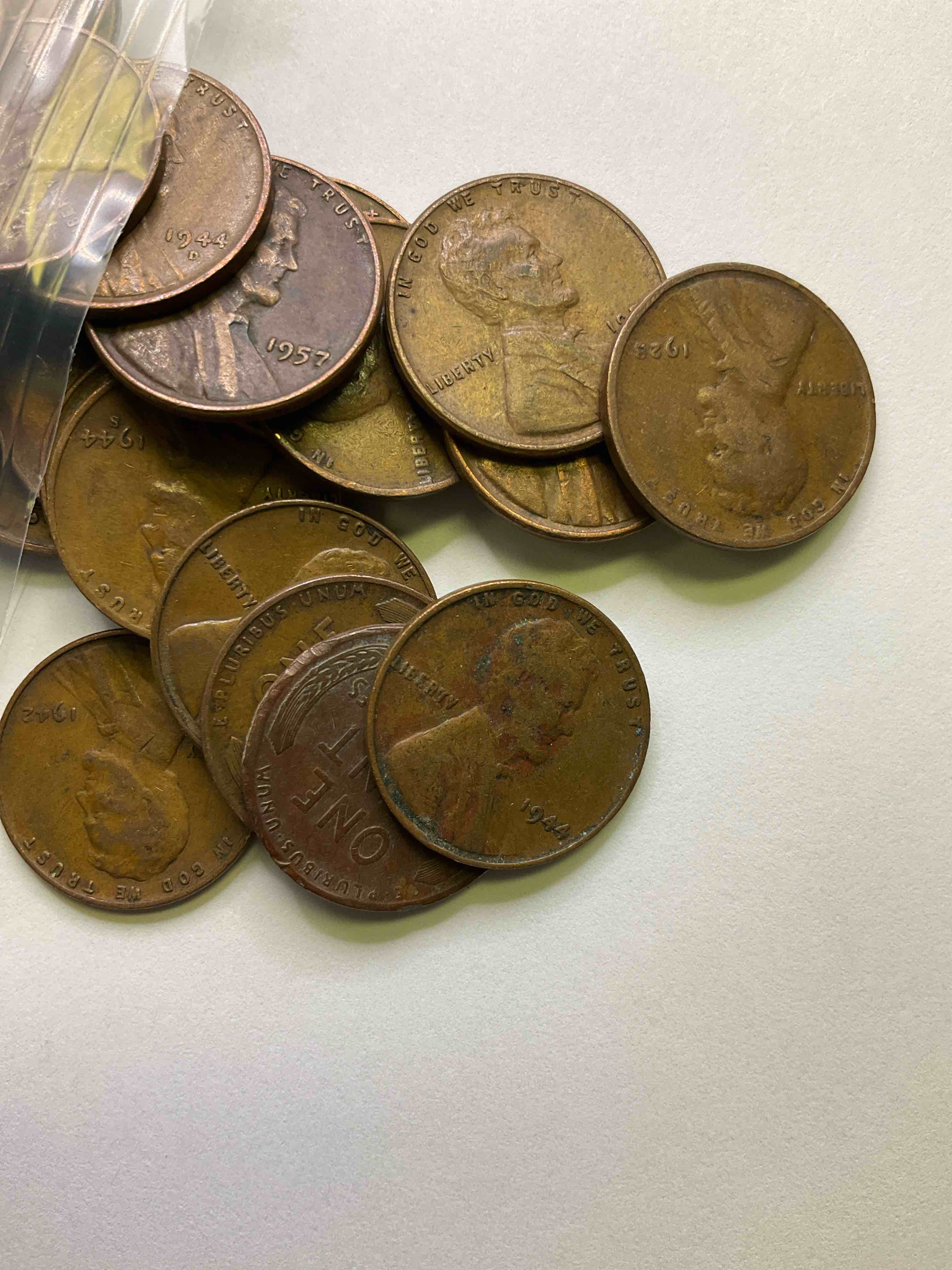 Antique Wheat Pennies 50 Count Un-Searched Lot! Wheat Pennies Were Minted From 1909-1958 Originally Replacing The Indian Head Penny. There Are Many, Many Interesting & Valuable Years / Mint Marks In Wheat Pennies, Win This Lot & Have Fun Searching To See What You Get! A Great Way To Start Collecting Antique Coins!