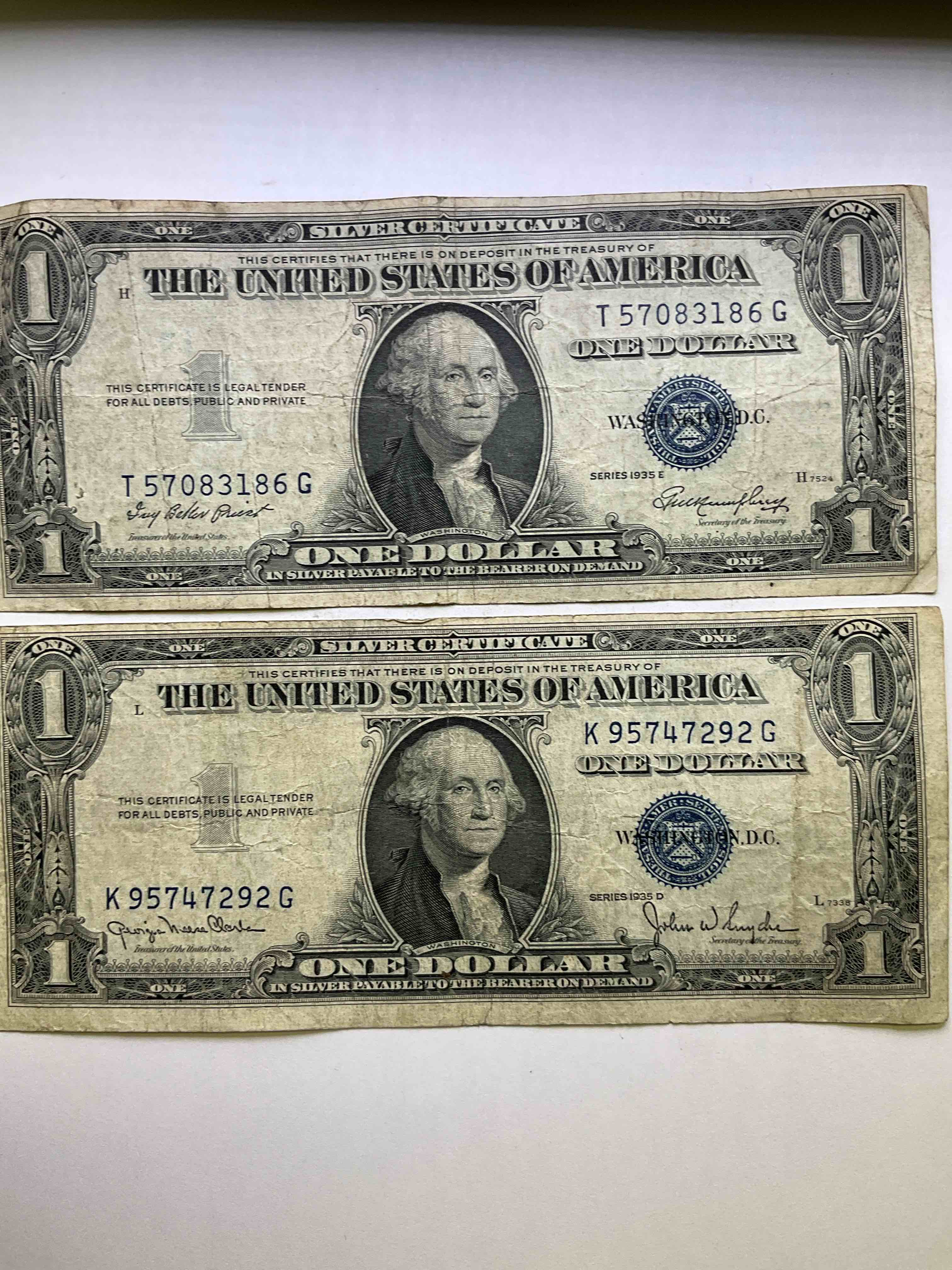 1935 Silver Certificates! Did You Know That Prior To 1964 One Dollar U.S. Paper Money Was Actually Redeemable For Silver Dollars?! Wow How Times Have Changed! Silver Certificates Were Produced From 1878 To 1964 & Are Still Considered Legal Tender At Face Value. Here Is A Gorgeous, Circulated 1935 U.S. One Dollar Silver Certificate, With Highly Collectible "Blue Seal!" Own An Awesome Piece Of History!