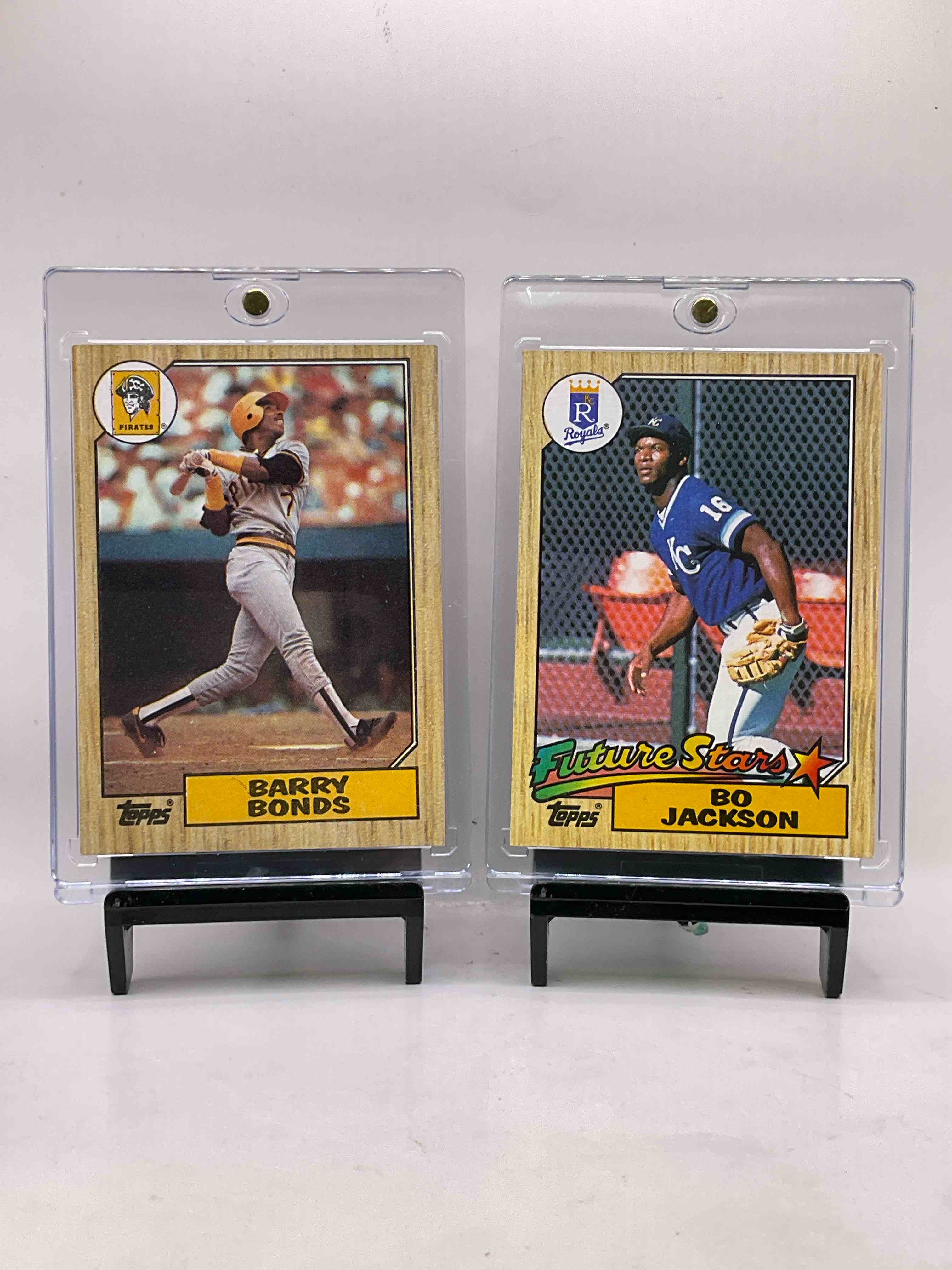 1987 Topps Baseball, Barry Bonds & Bo Jackson Rookies! Here It Is, Iconic Topps 1987 Baseball Cards Featuring The Best Players Of The Era! Lot Includes The Two Iconic Rookie Cards Of The Year, Barry Bonds & Bo Jackson, As Well As A Collection Of The Greatest Players Of The Era... Too Many Awesome Cards To List! This 50 Card Lot Is An Amazing Addition To Any Sports Card Collection & Great Investment Into Sports Card Memorabilia!