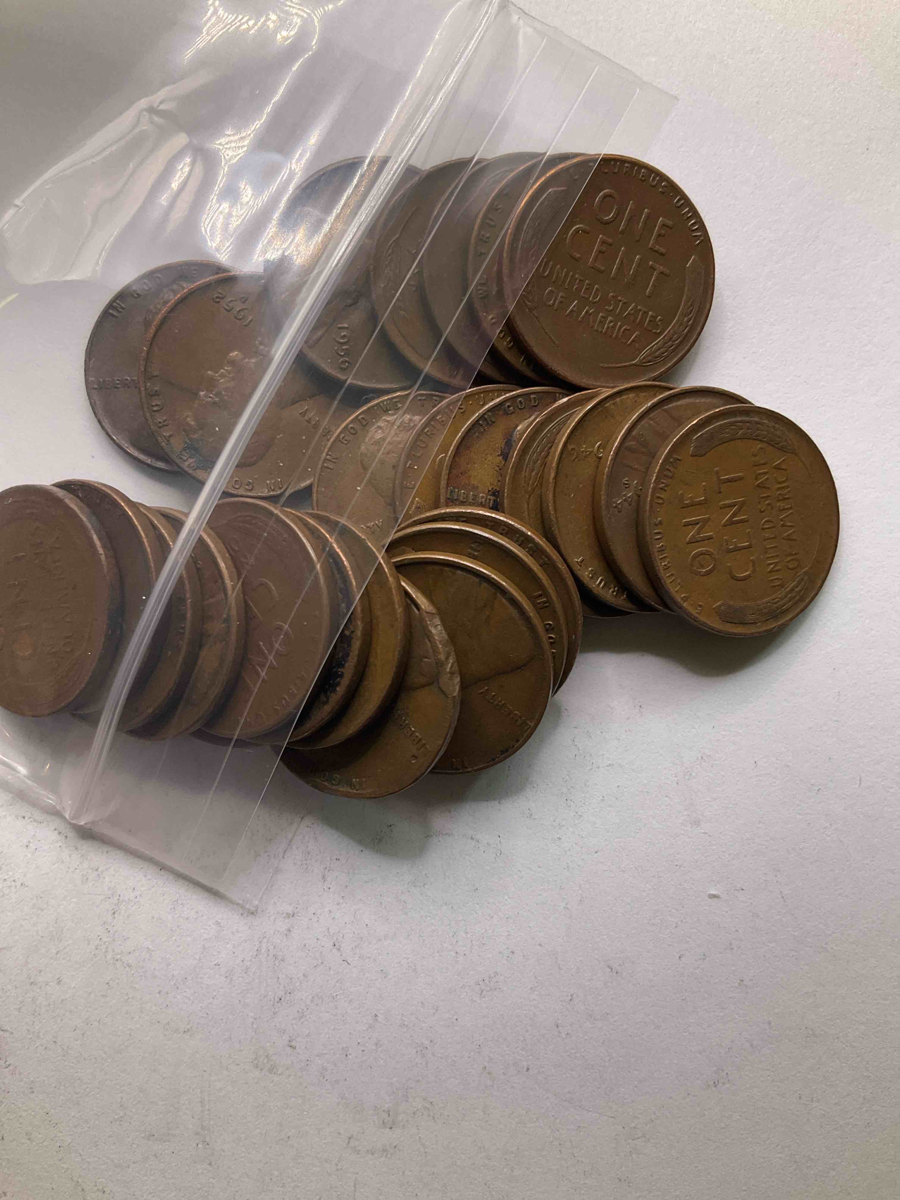 Antique Wheat Pennies 25 Count Un-Searched Lot! Wheat Pennies Were Minted From 1909-1958 Originally Replacing The Indian Head Penny. There Are Many, Many Interesting & Valuable Years / Mint Marks In Wheat Pennies, Win This Lot & Have Fun Searching To See What You Get! A Great Way To Start Collecting Antique Coins!