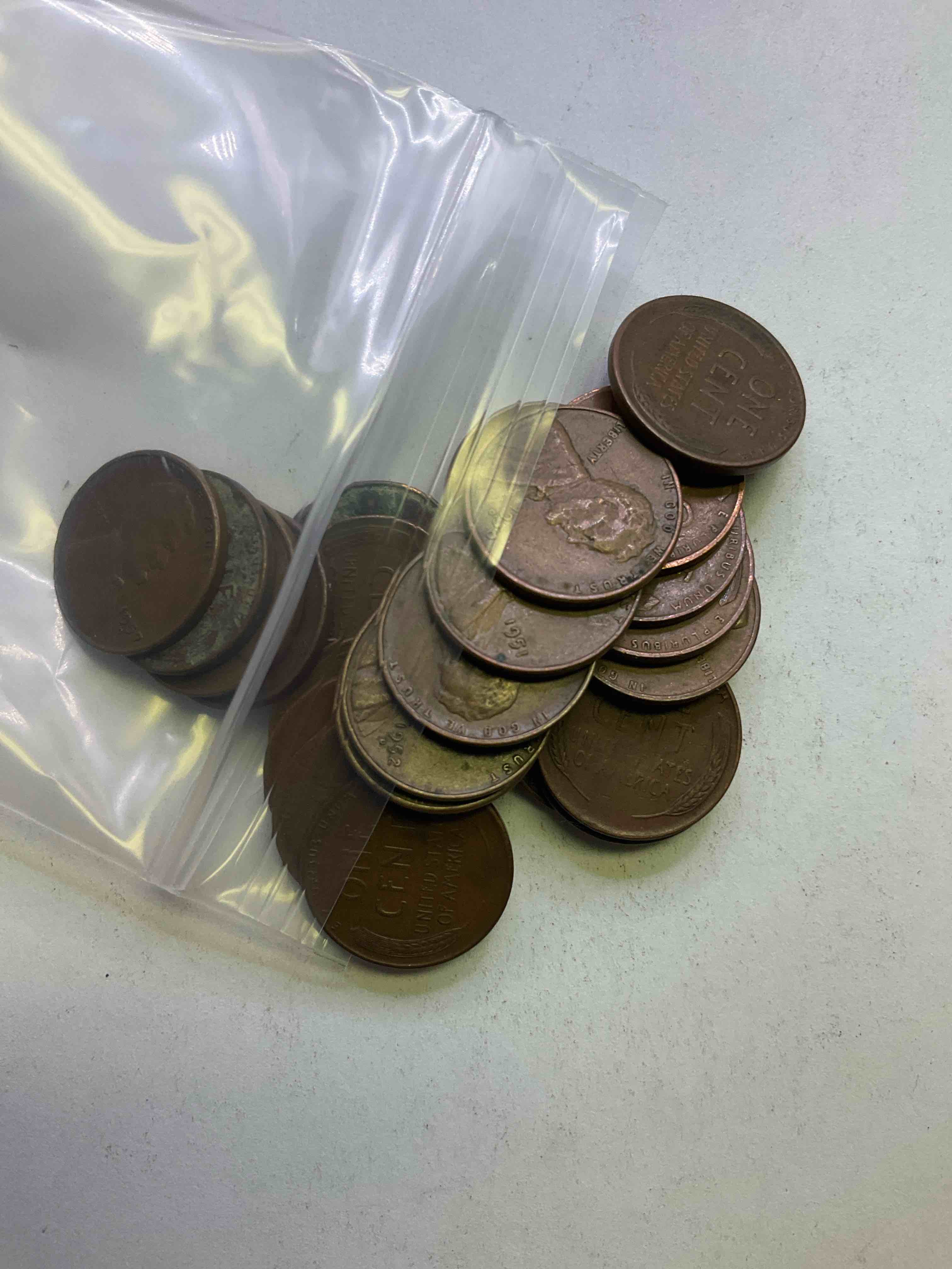 Antique Wheat Pennies 25 Count Un-Searched Lot! Wheat Pennies Were Minted From 1909-1958 Originally Replacing The Indian Head Penny. There Are Many, Many Interesting & Valuable Years / Mint Marks In Wheat Pennies, Win This Lot & Have Fun Searching To See What You Get! A Great Way To Start Collecting Antique Coins!