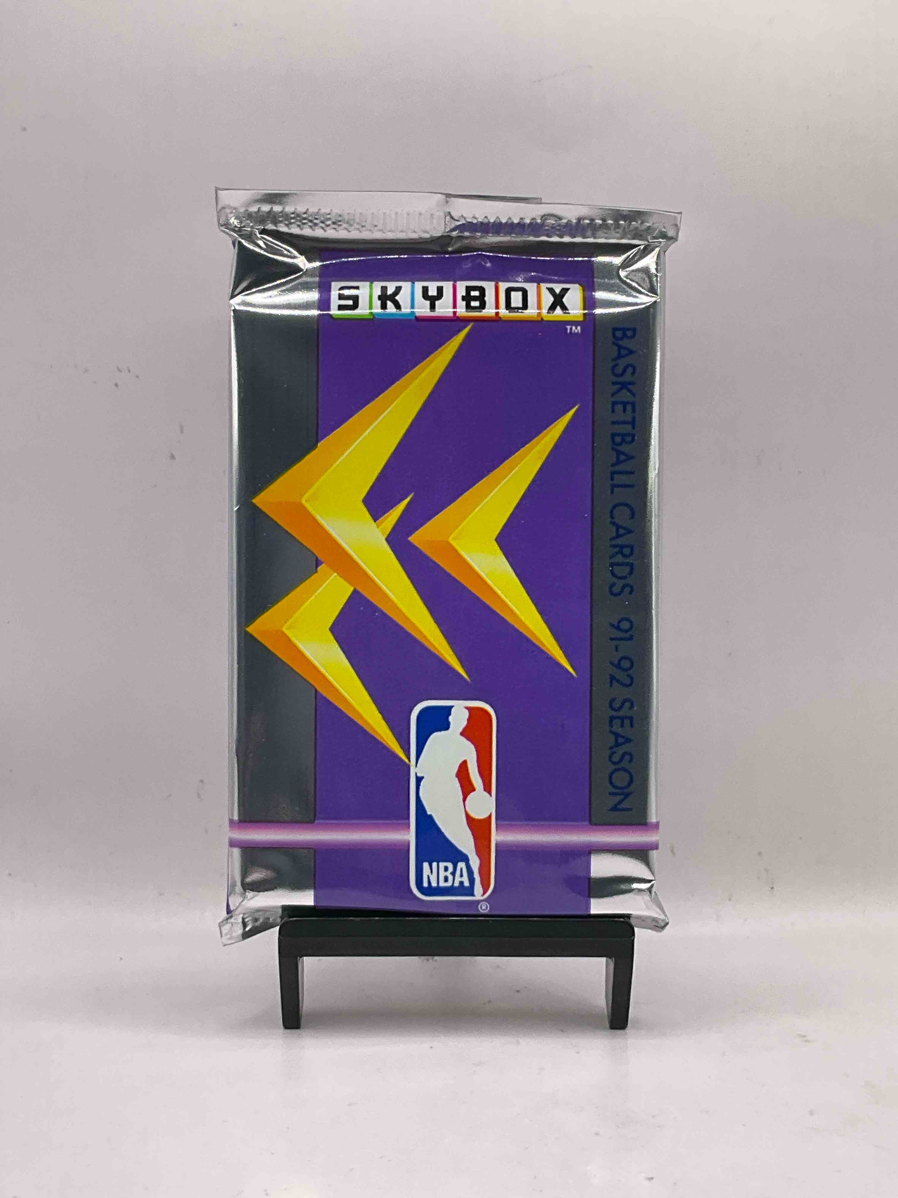 Basketball Wow! Rare 1991/92 NBA Skybox Sealed Sports Collectible Card Pack, Direct From Original Sealed Retail Case! So Many Awesome Cards To Search For Like Team USA Card (PSA 10 Value $500), #544 Team USA 1 Card (PSA 10 Value $300), Michael Jordan #39 (PSA 10 Value $150) & Too Many Other Great Cards To List! Hard To Find, Excellent Like-New Condition!