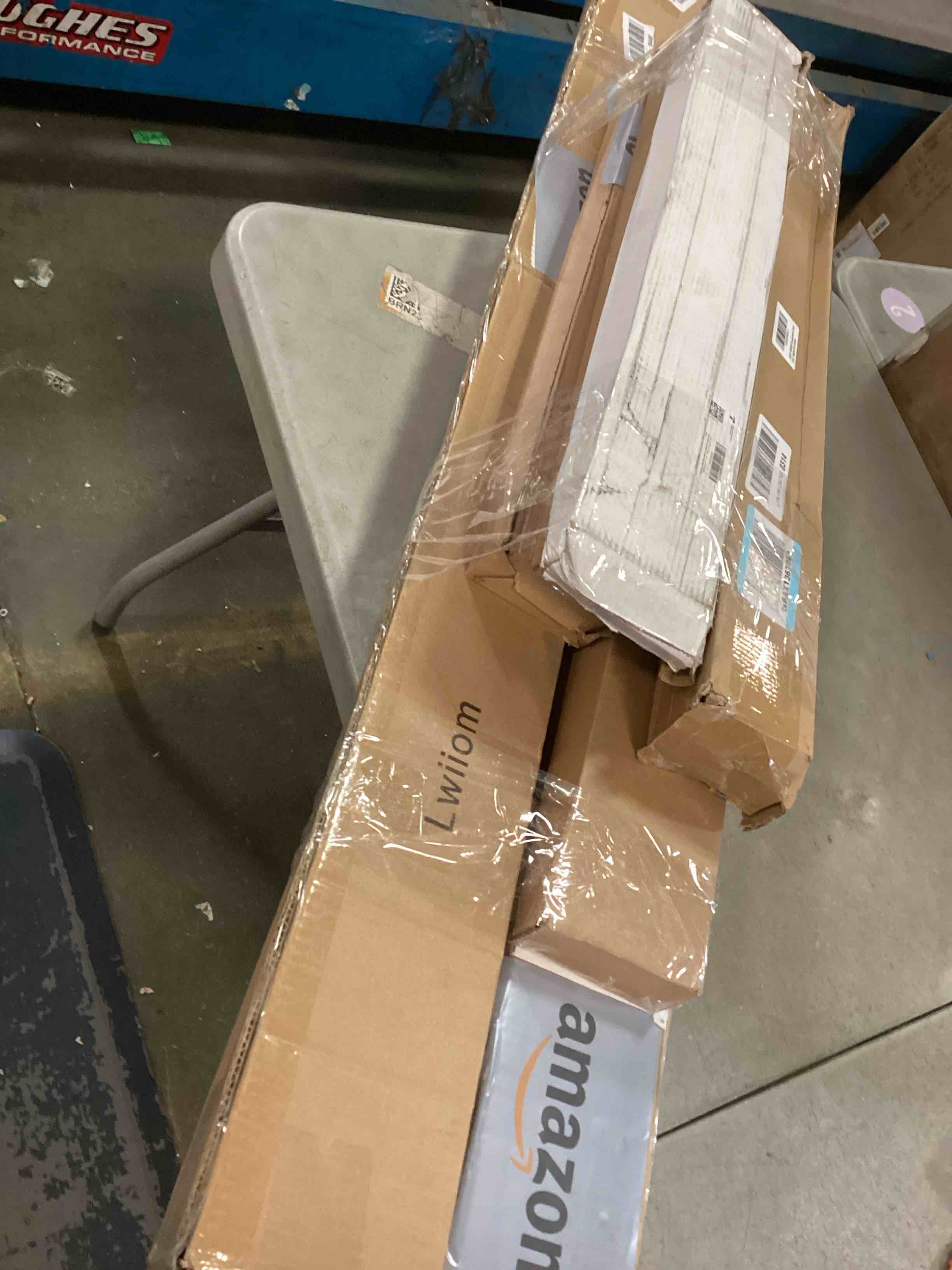 Assorted of Products for the Maintenance or Decoration of the Home (it can include a variety of sizes and models)