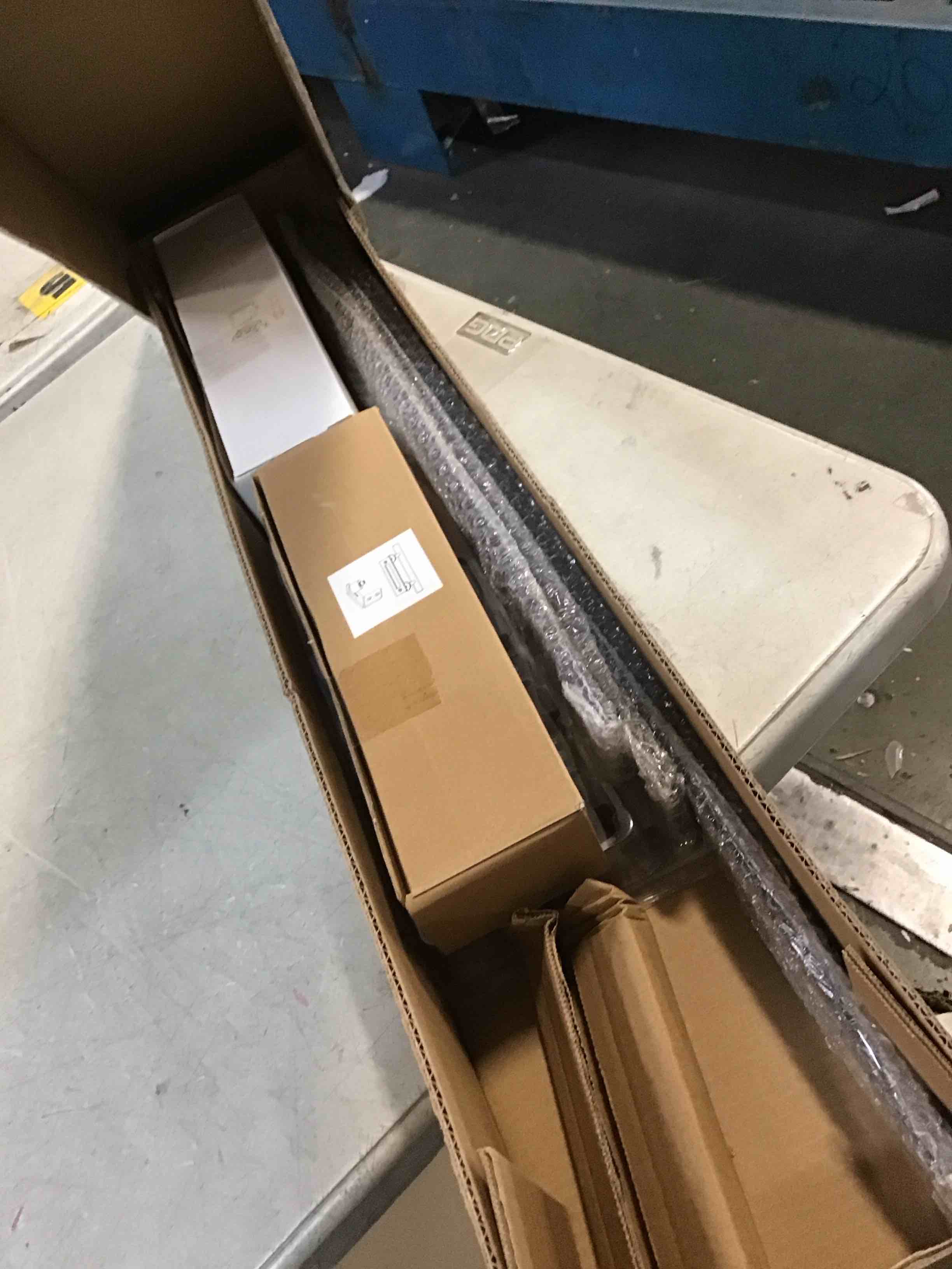 https://s3.amazonaws.com/lotting-images-prod/bidfta/GRA2289727_1740077795202.jpeg