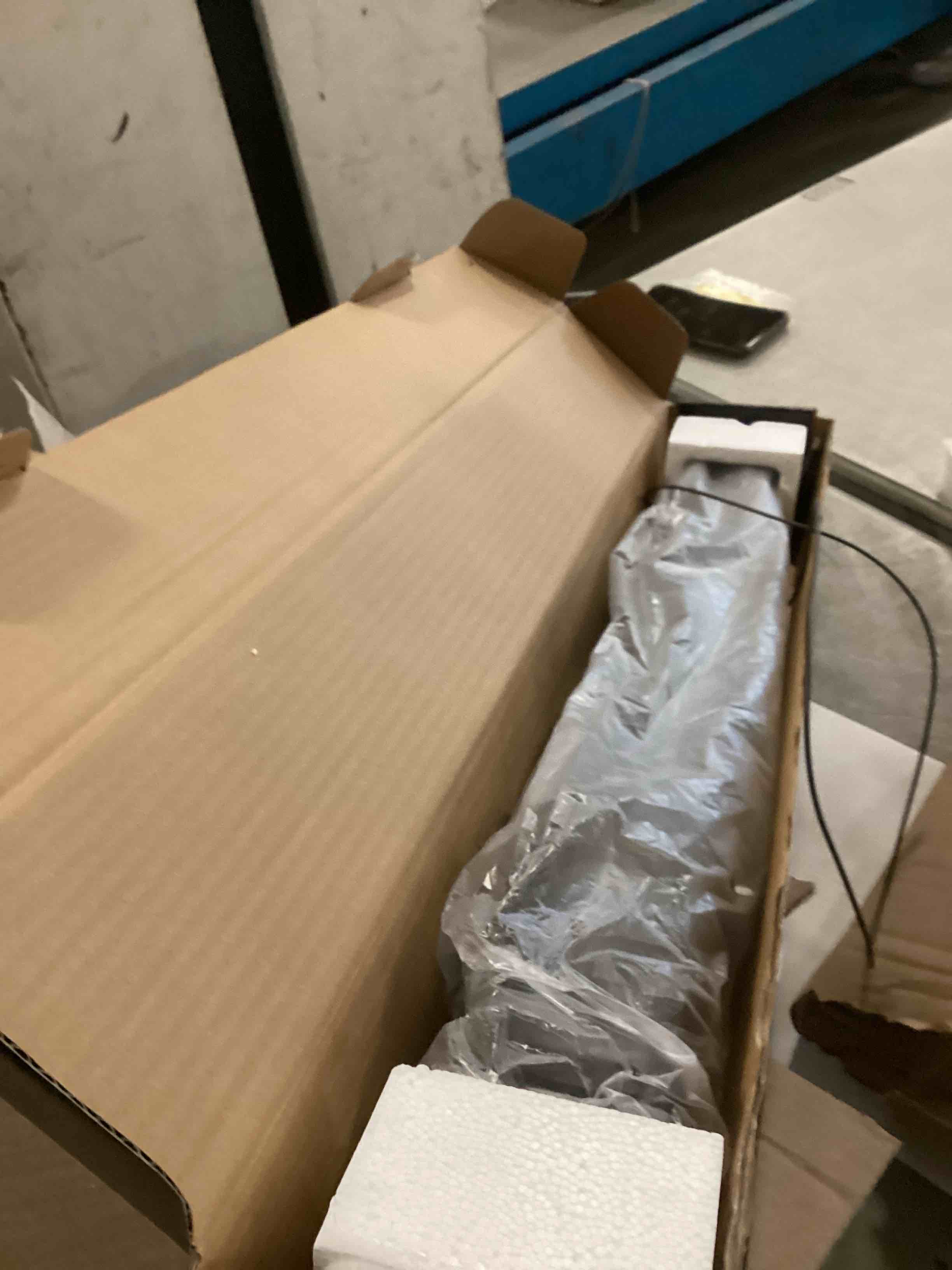https://s3.amazonaws.com/lotting-images-prod/bidfta/GRA2290133_1738961392482.jpeg