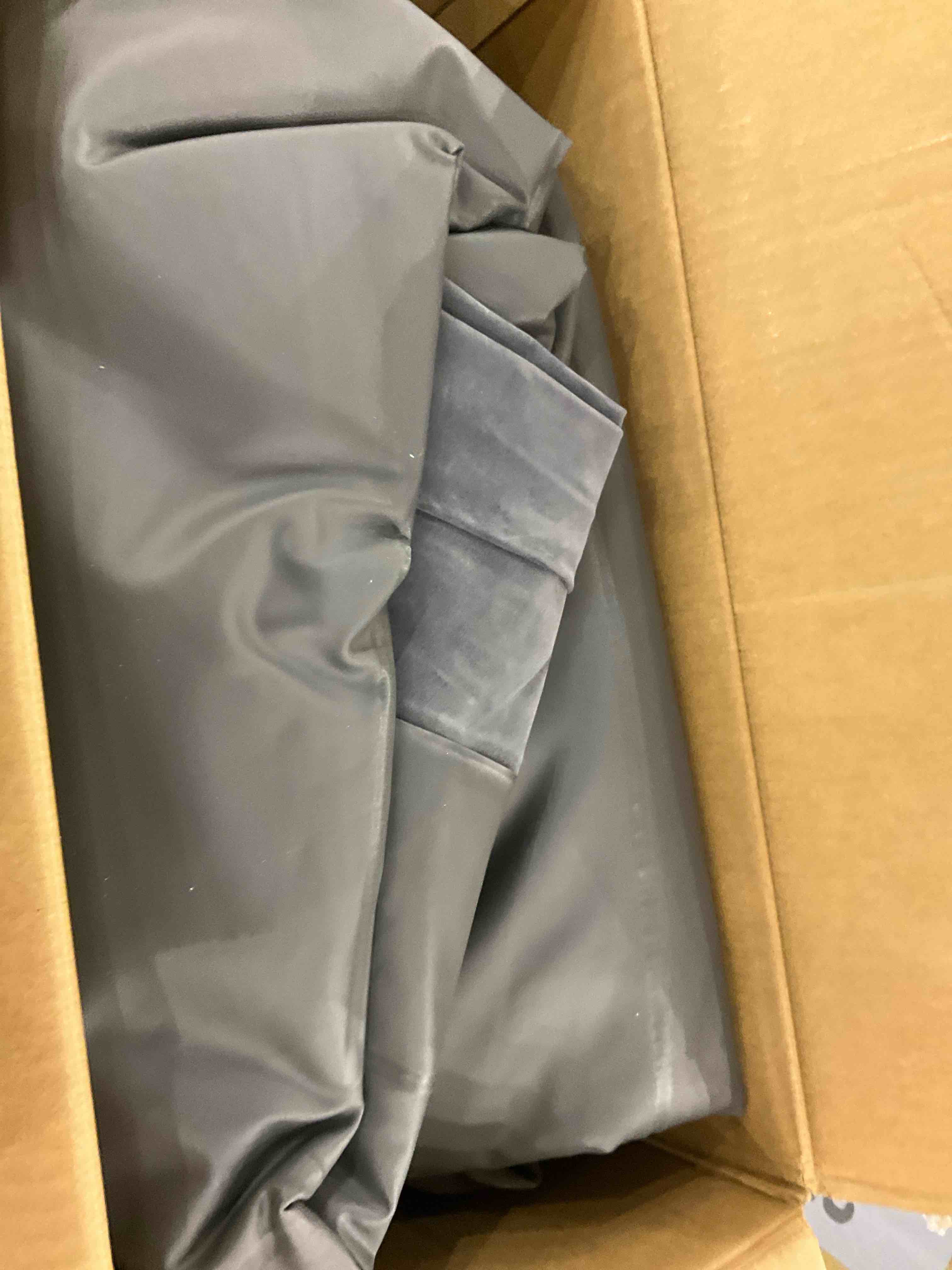 https://s3.amazonaws.com/lotting-images-prod/bidfta/GRA2301481_1747658092708.jpeg