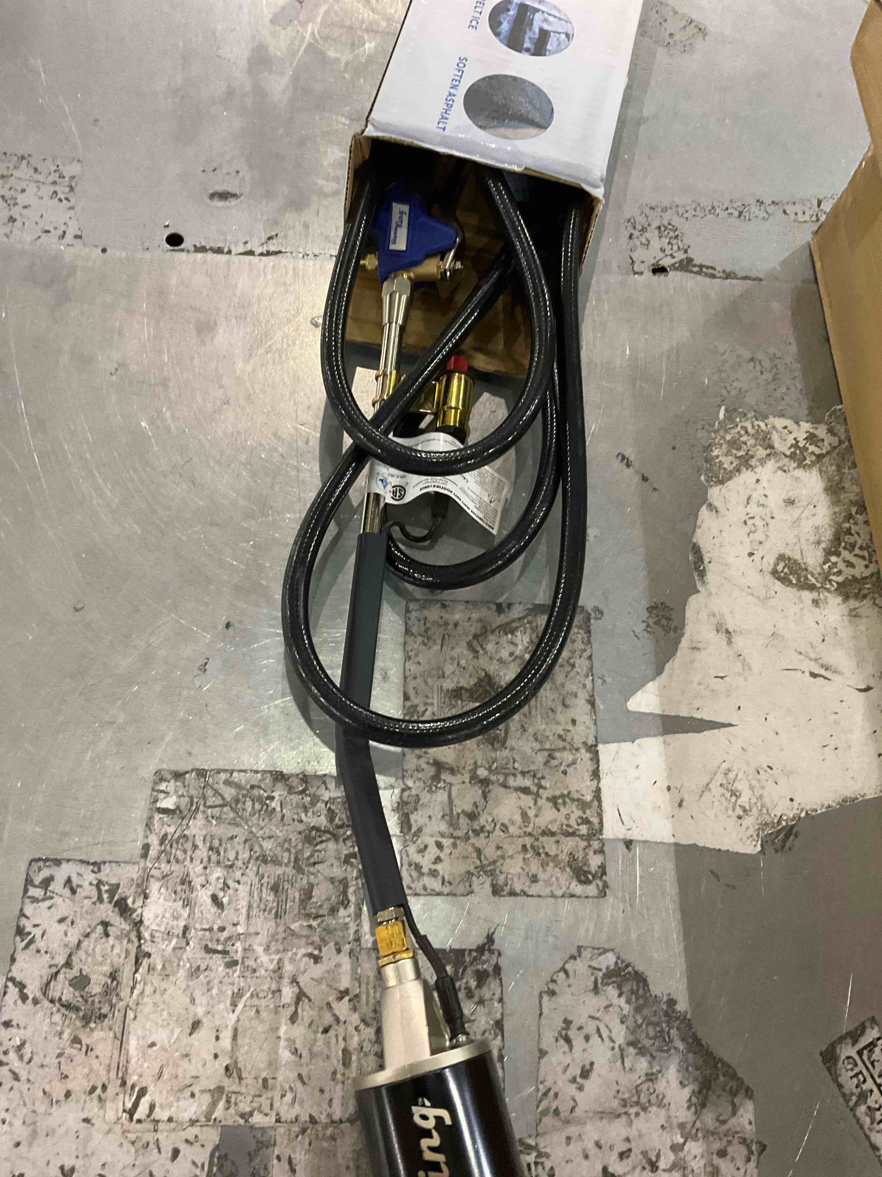 https://s3.amazonaws.com/lotting-images-prod/bidfta/GRA2302104_1747656252082.jpeg