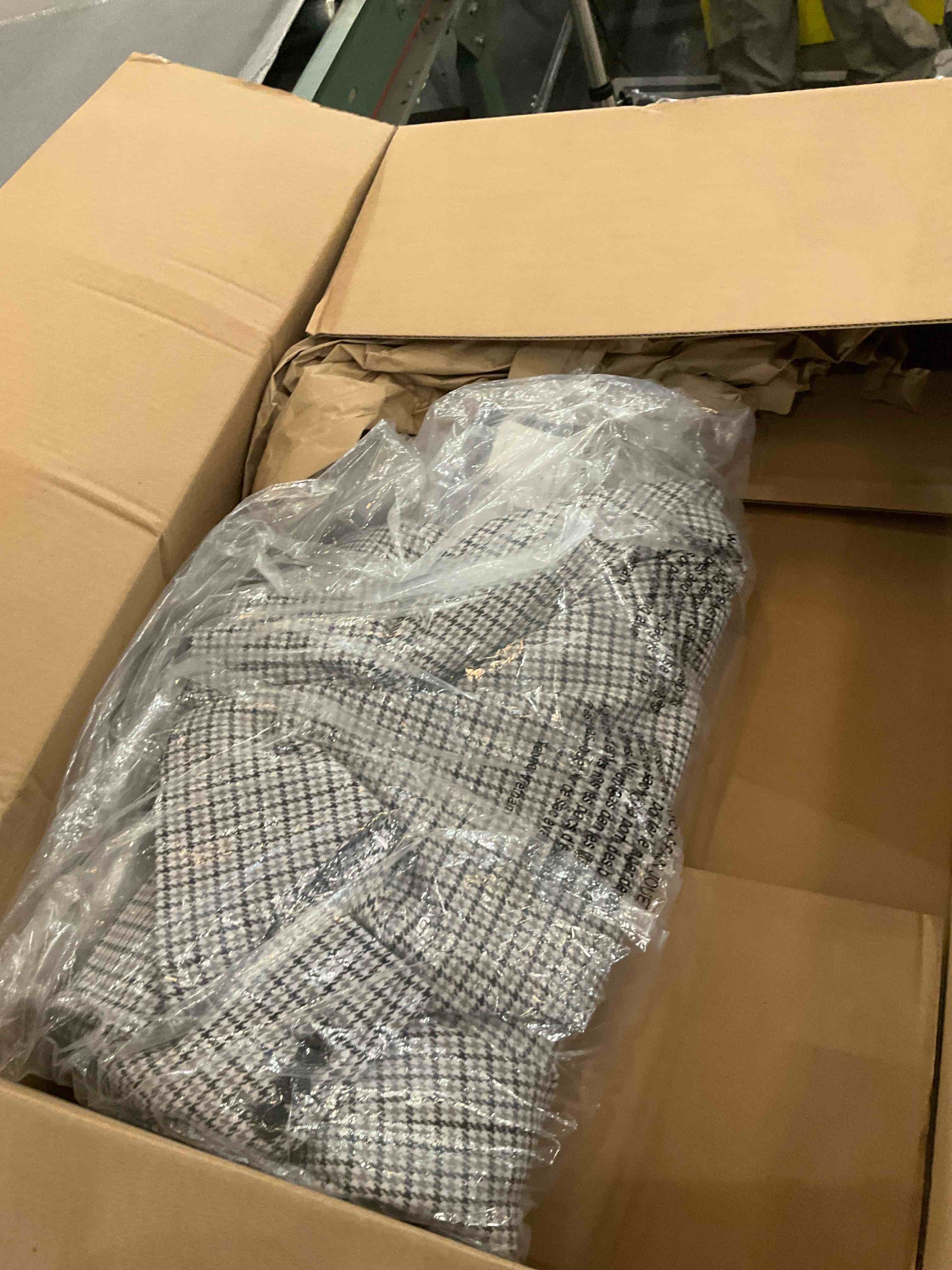 https://s3.amazonaws.com/lotting-images-prod/bidfta/GRA2304904_1749577015501.jpeg