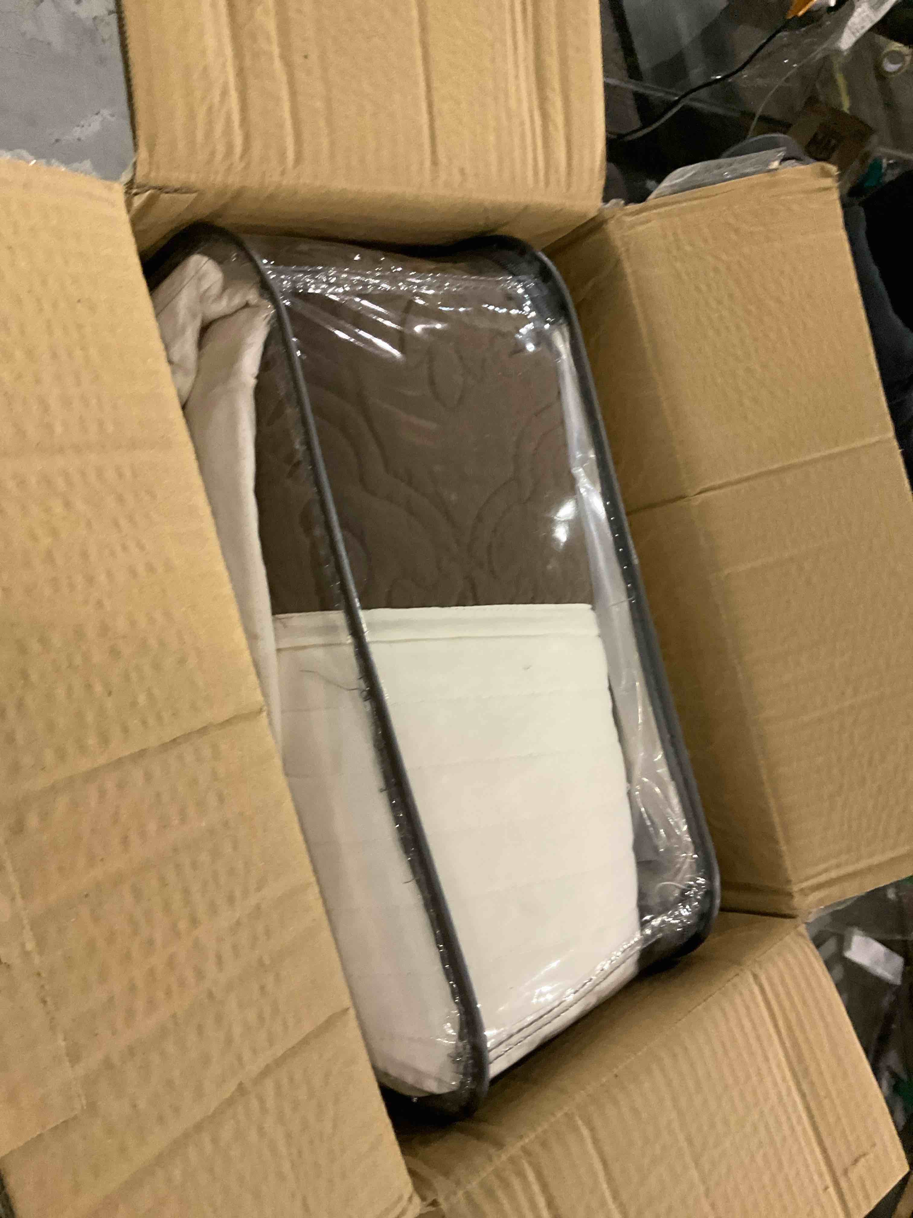 https://s3.amazonaws.com/lotting-images-prod/bidfta/GRA2305103_1747661693482.jpeg