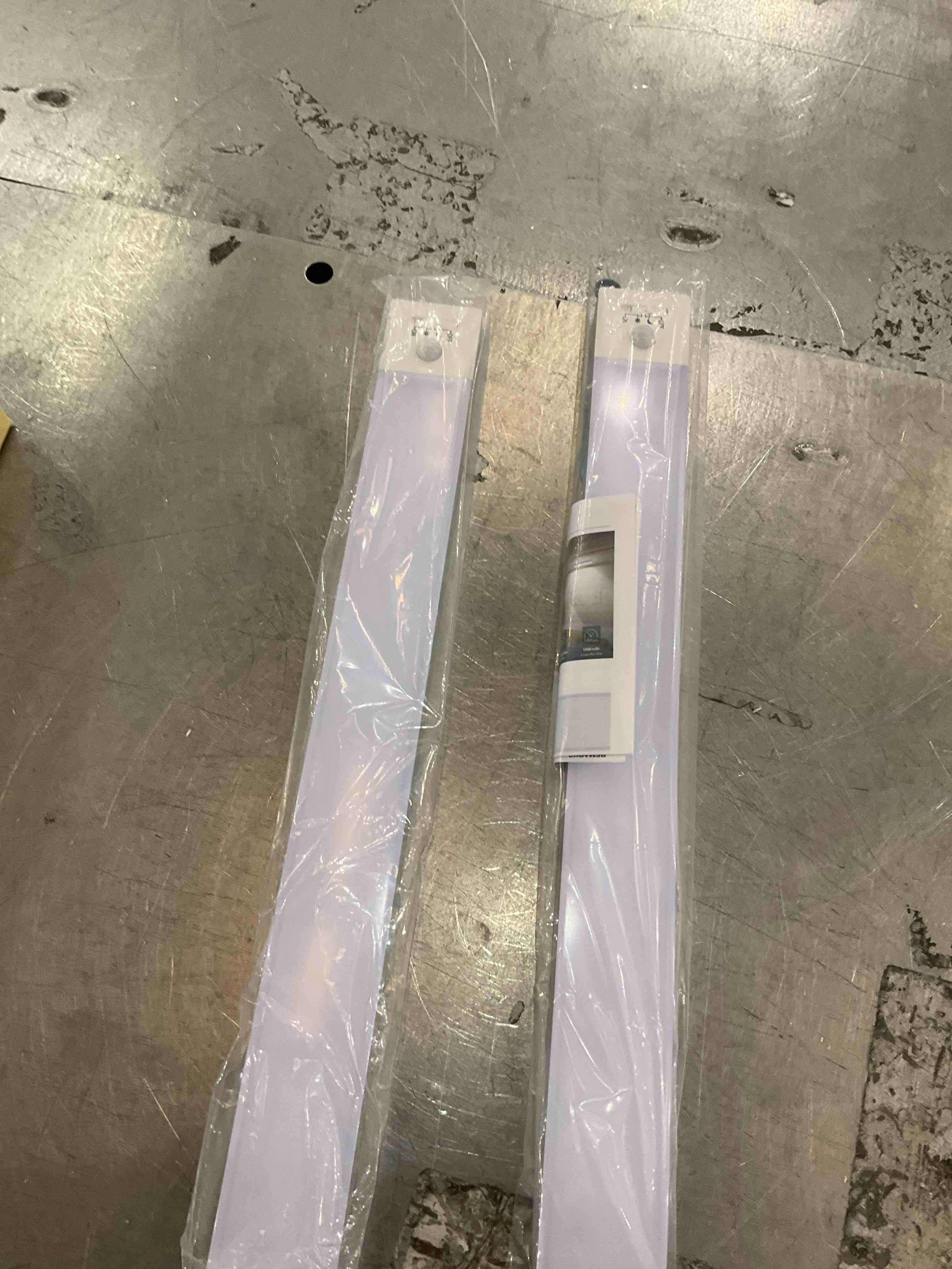 https://s3.amazonaws.com/lotting-images-prod/bidfta/GRA2309228_1747839988646.jpeg