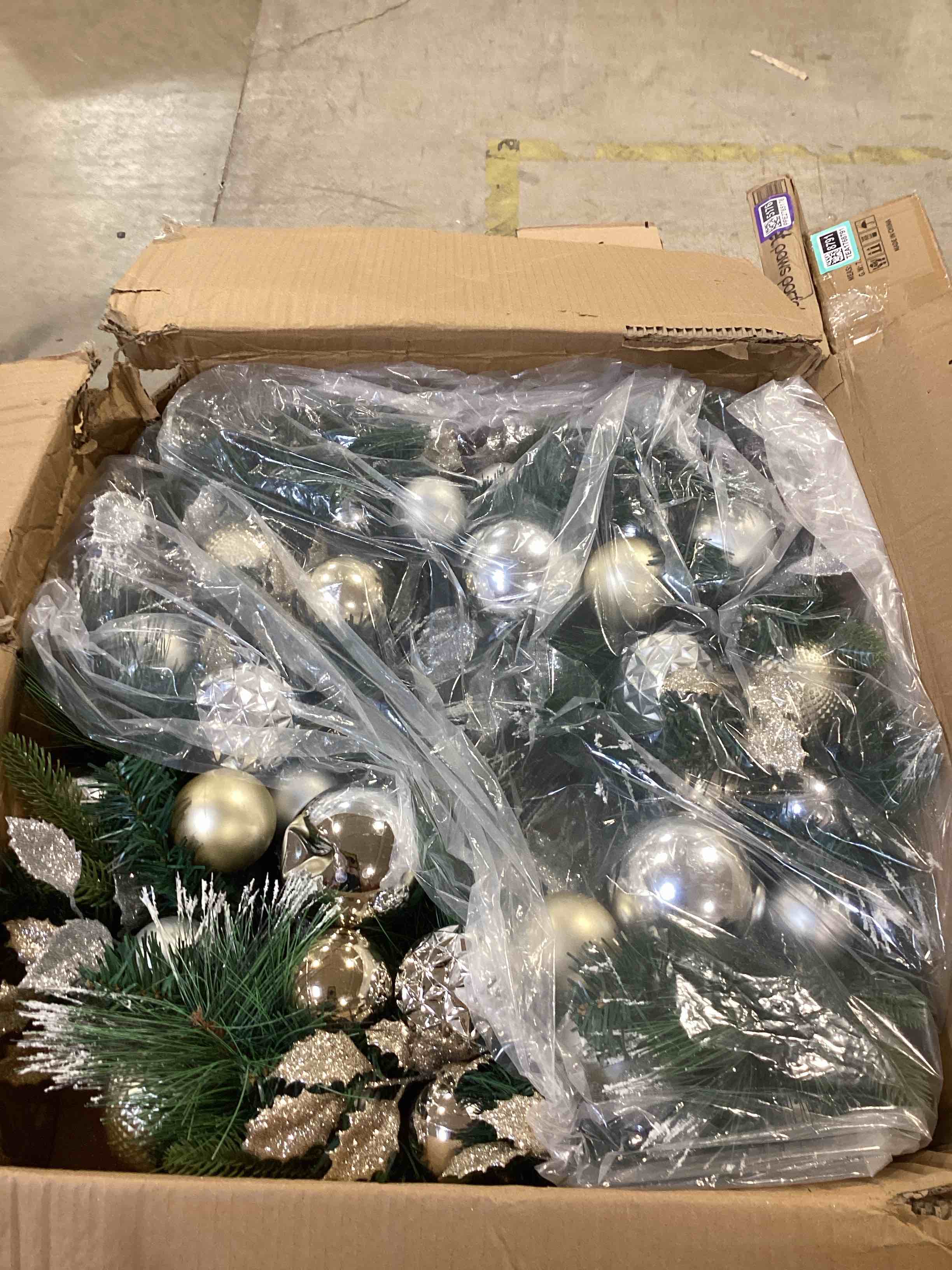 Condition photo showing Good Condition for WANNA-CUL Pre-Lit 30 Inch Large Christmas Wreath for Front Door with 50 Led Lights,Champagne Gold Lighted Christmas Door Wreath Decor with Ball Ornaments, Battery Operated 03-champagne Gold