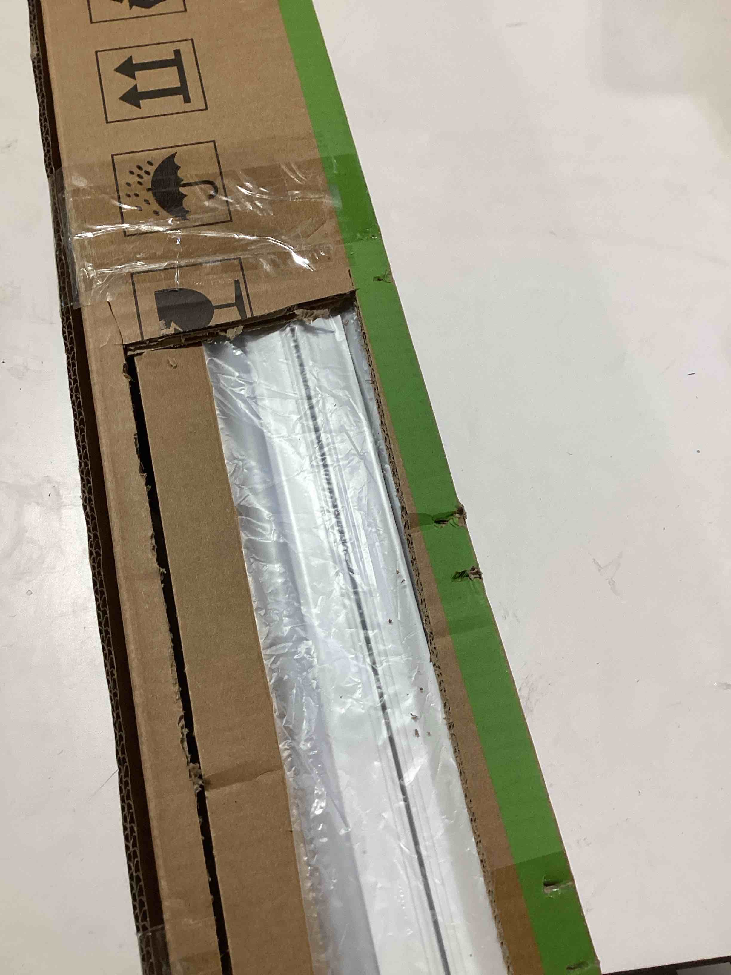 Condition photo showing As Is for SUNLINKCO (8 Pack) Upgraded 4FT T5 LED Integrated Fixture, 6500K,20W,2300LM(Super Bright White) Link