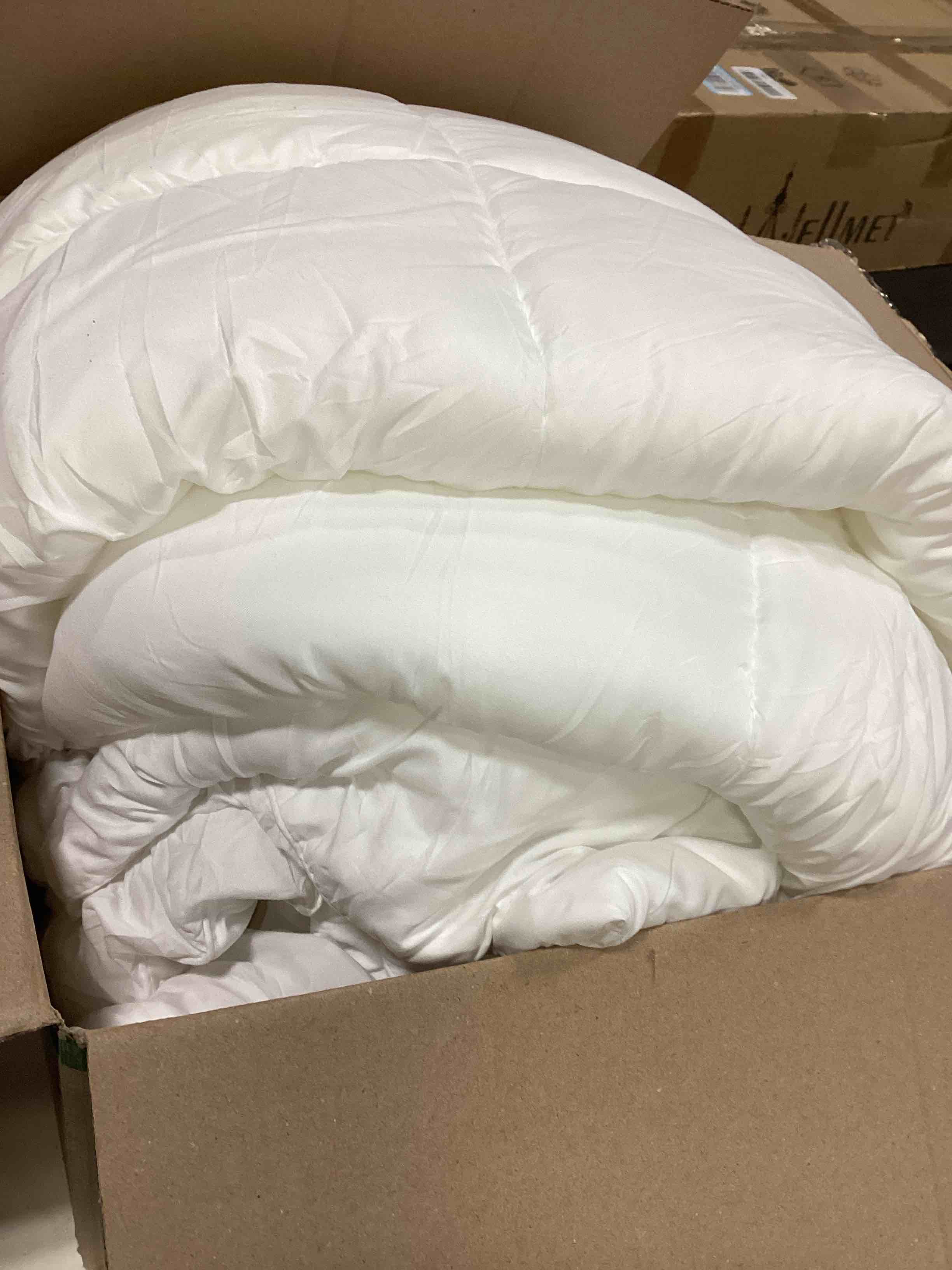 Condition photo showing As Is for Utopia Bedding Comforter Duvet Insert, Quilted Comforter with Corner Tabs, Box Stitched Down Alternative Comforters Queen Size (White) Queen (Pack of 1) White