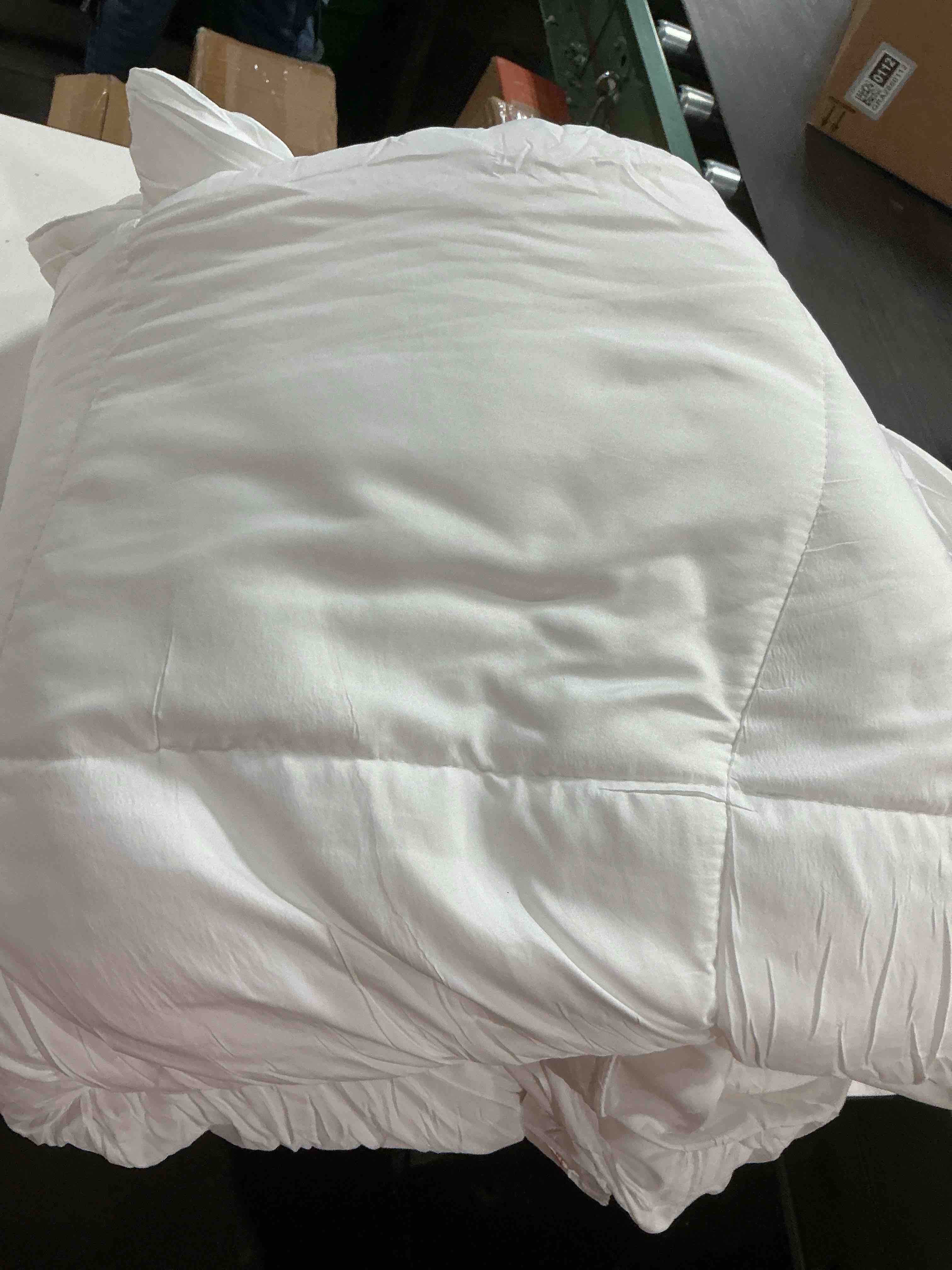 Condition photo showing Good Condition for utopia white twin duvet cover set - soft pre-washed duvet cover twin size, duvet cover 88 in x 88 inches