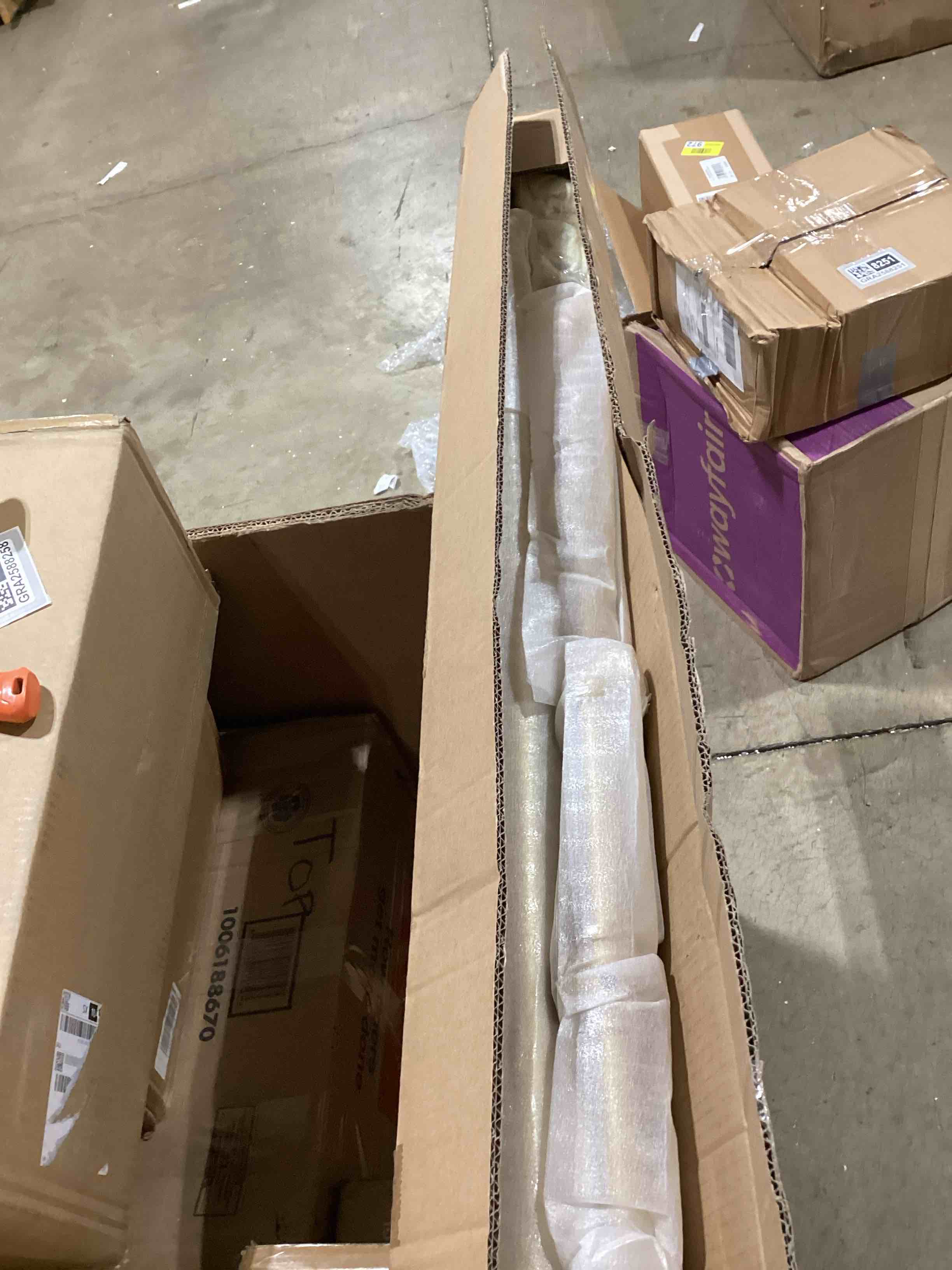 https://s3.amazonaws.com/lotting-images-prod/bidfta/GRA2588253_1749838175871.jpeg