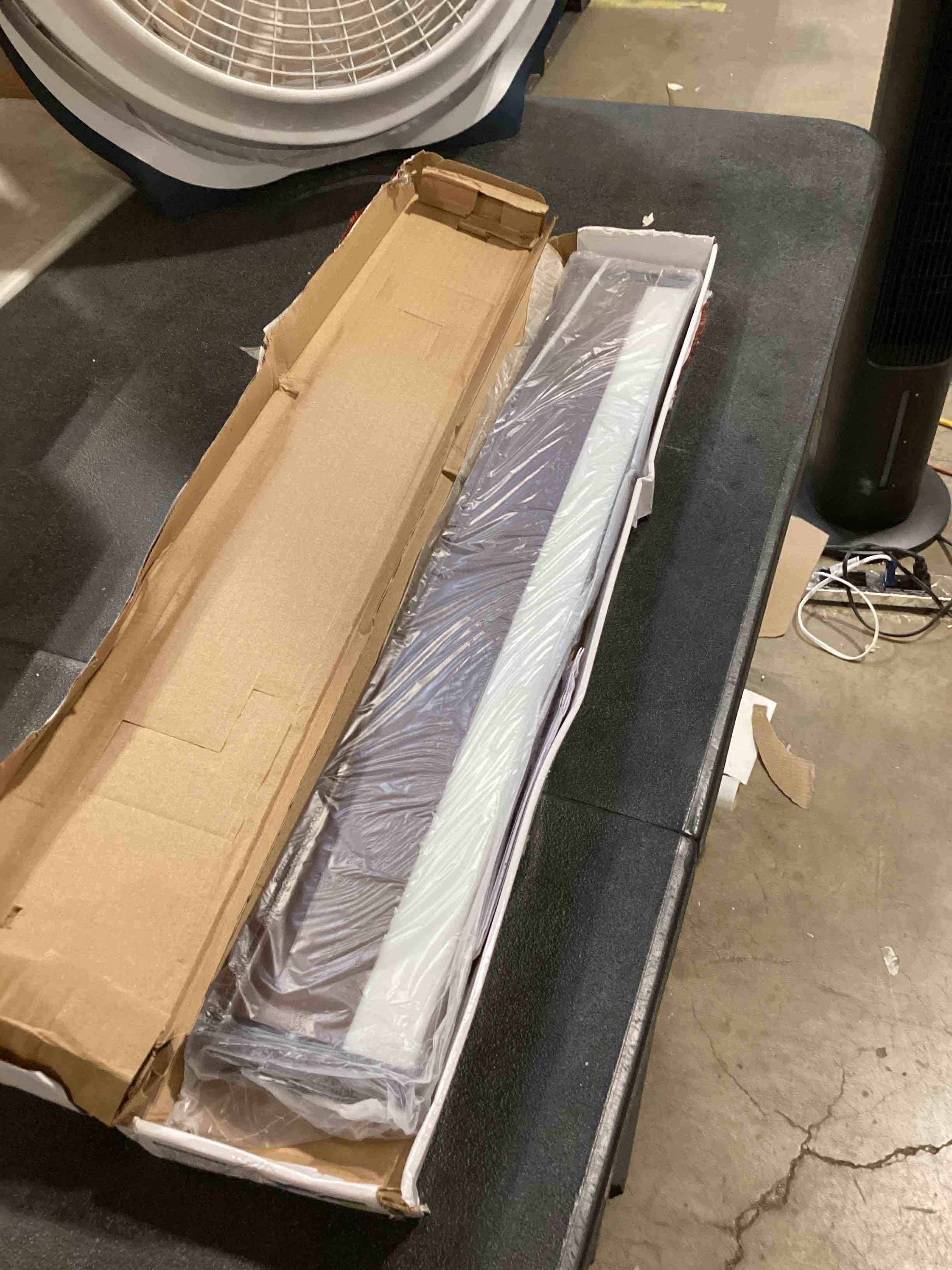 https://s3.amazonaws.com/lotting-images-prod/bidfta/GRA2596181_1751913324739.jpeg