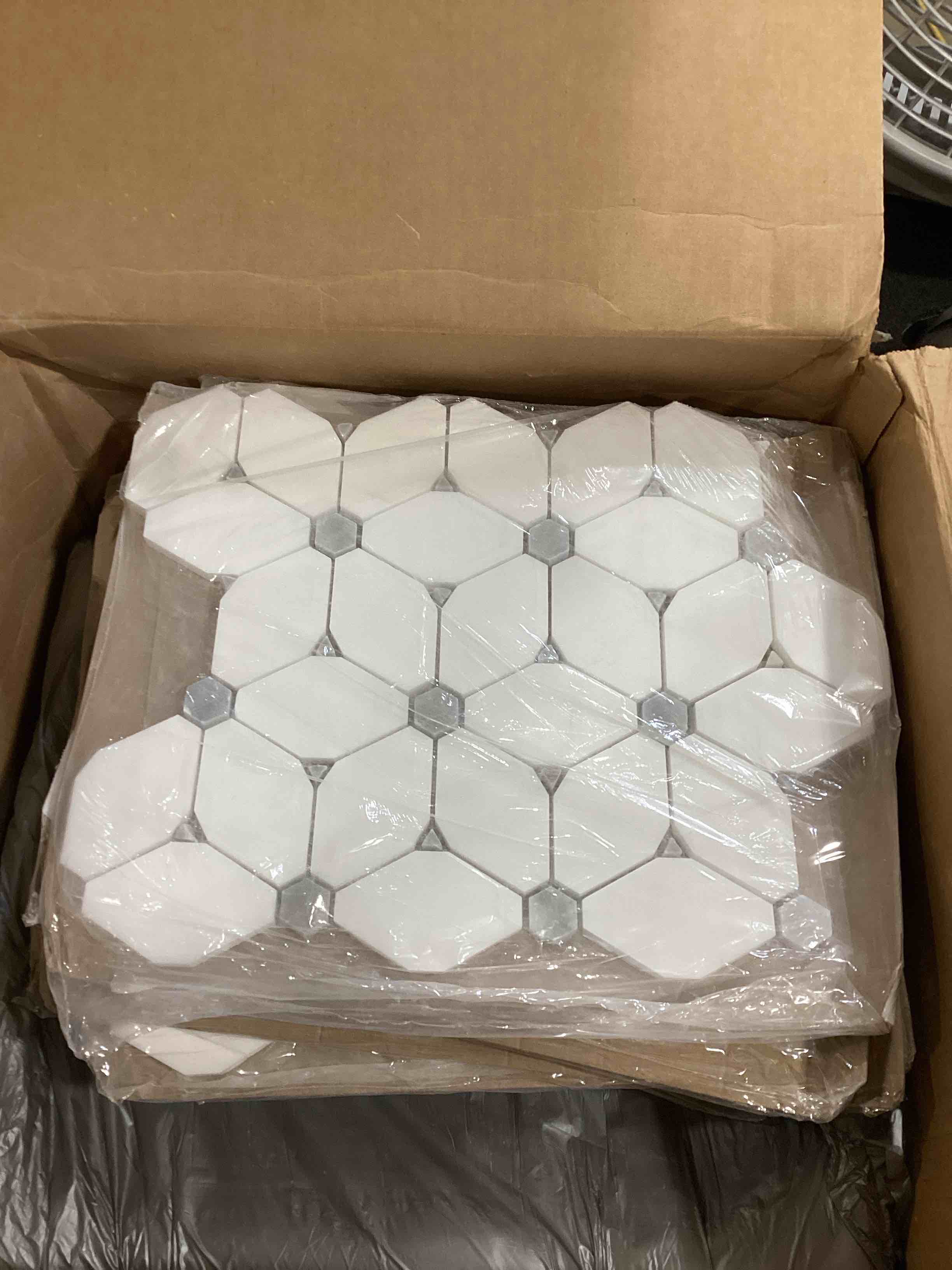 https://s3.amazonaws.com/lotting-images-prod/bidfta/GRA2596199_1751977347940.jpeg