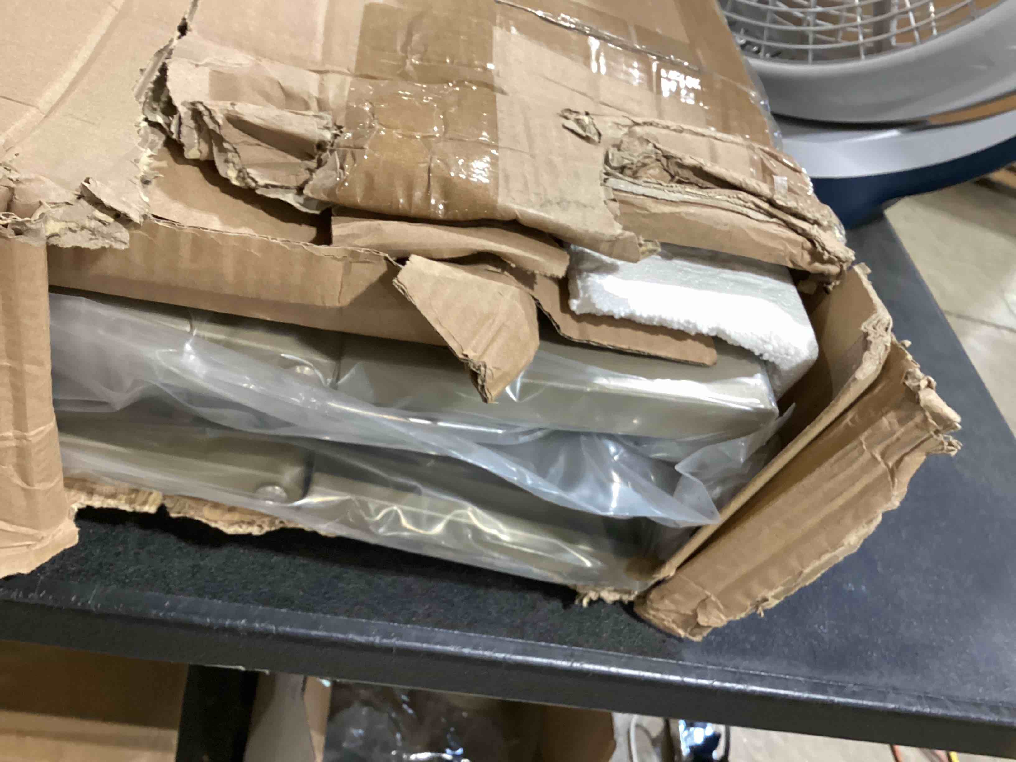 https://s3.amazonaws.com/lotting-images-prod/bidfta/GRA2596305_1752090462558.jpeg
