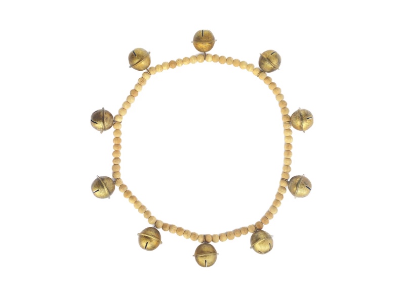 Creative Co-Op Guirnalda de cuentas de madera y campana de metal, acabado dorado natural y antiguo