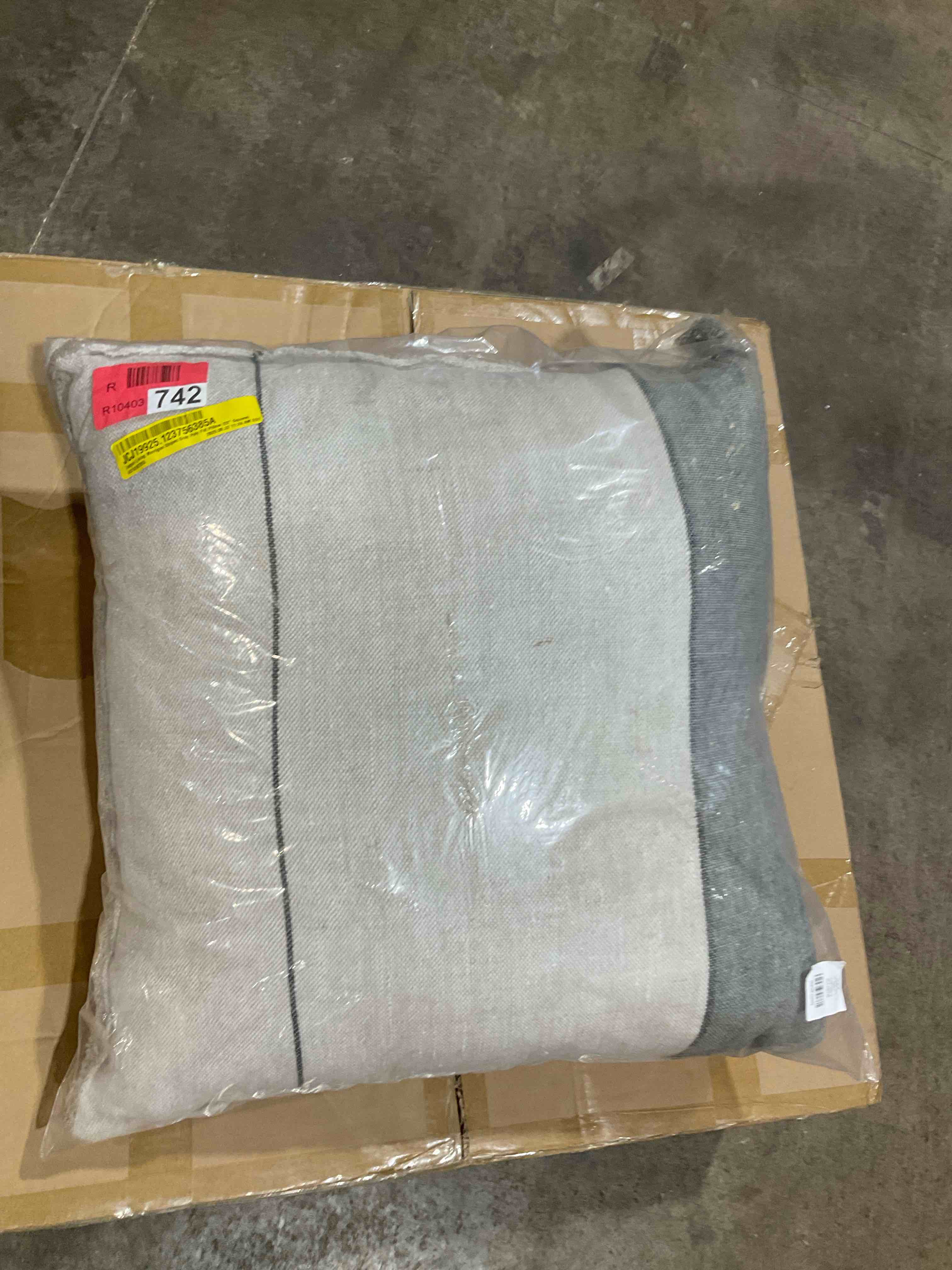 Condition photo showing New/Like New for urban oasis maje square cushion