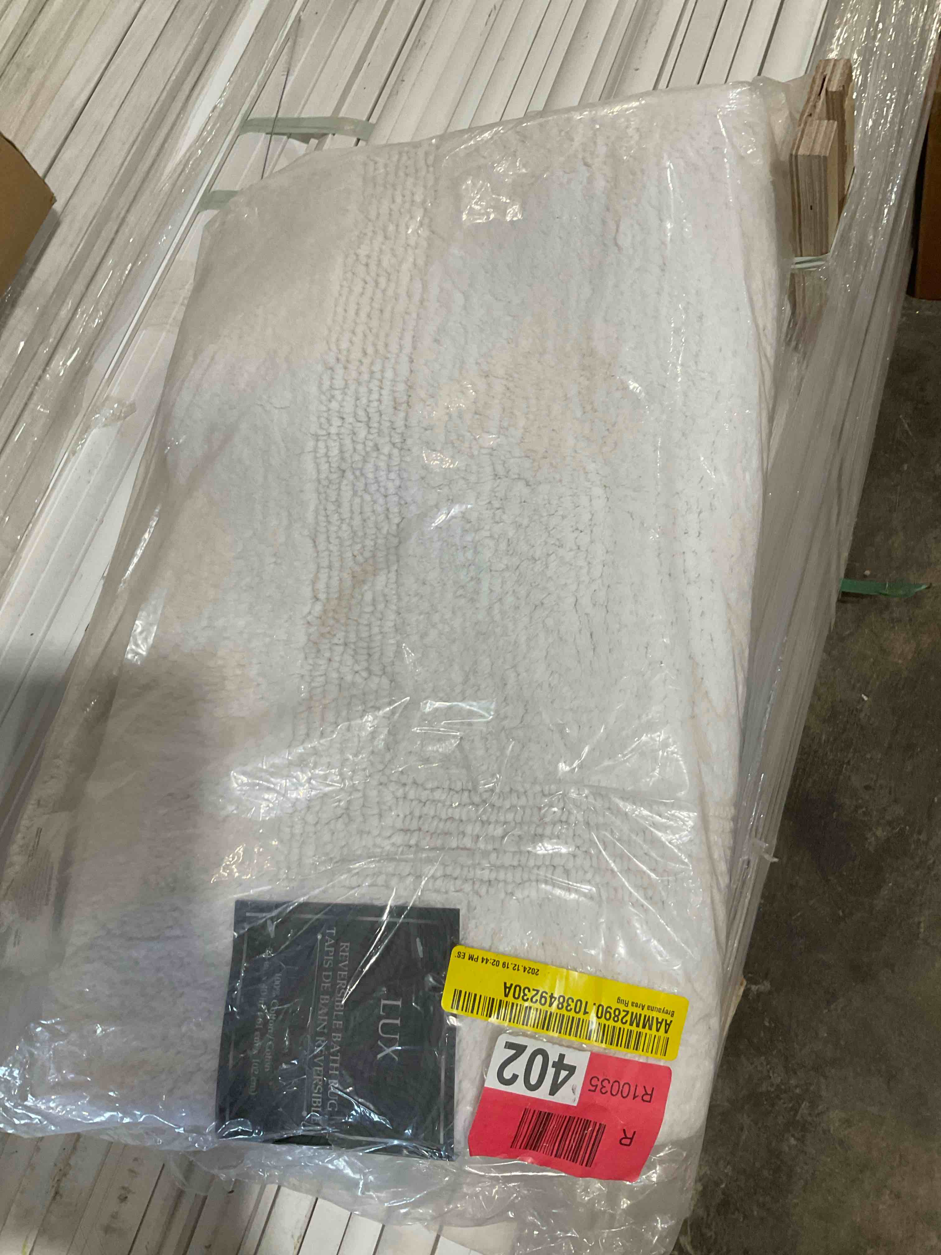 Condition photo showing New/Like New for better trends 100% cotton lux collection bath mats, white bath mat - tufted, reversible & absorbent & machine washable bath mats for bathroom floor, shower & sink, 24" x 40"