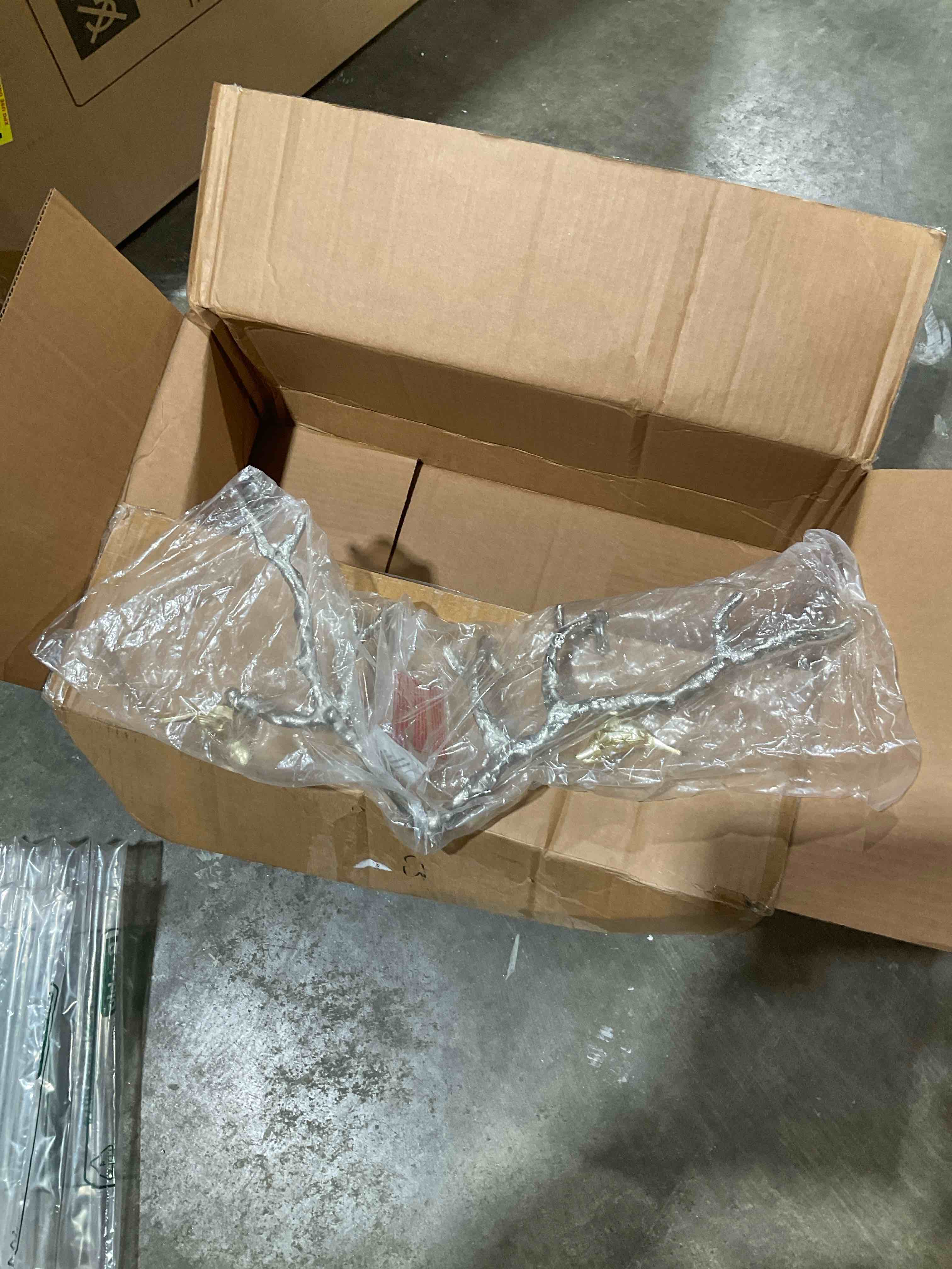 Condition photo showing New/Like New for verret aluminum wall decor 