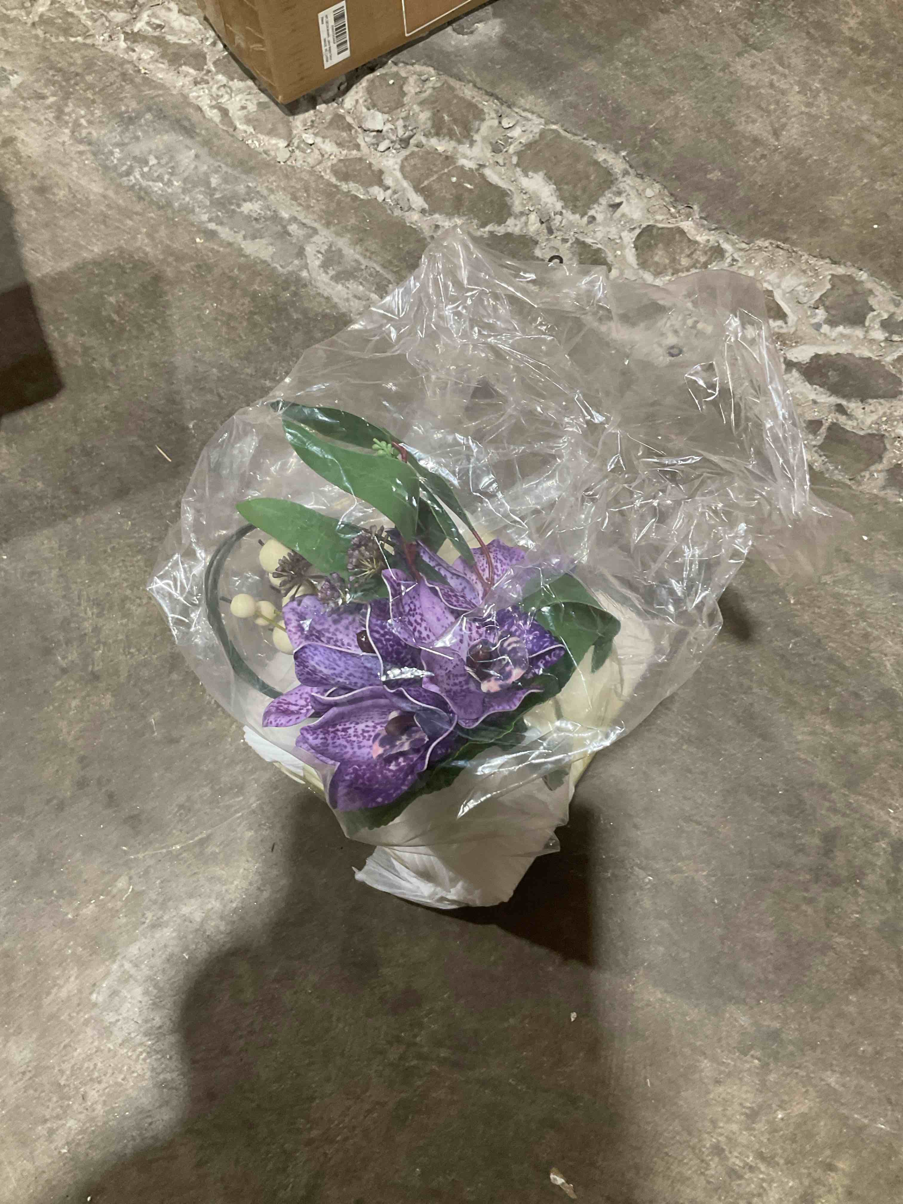 Condition photo showing New/Like New for simulated flower arrangement and artificial flowe