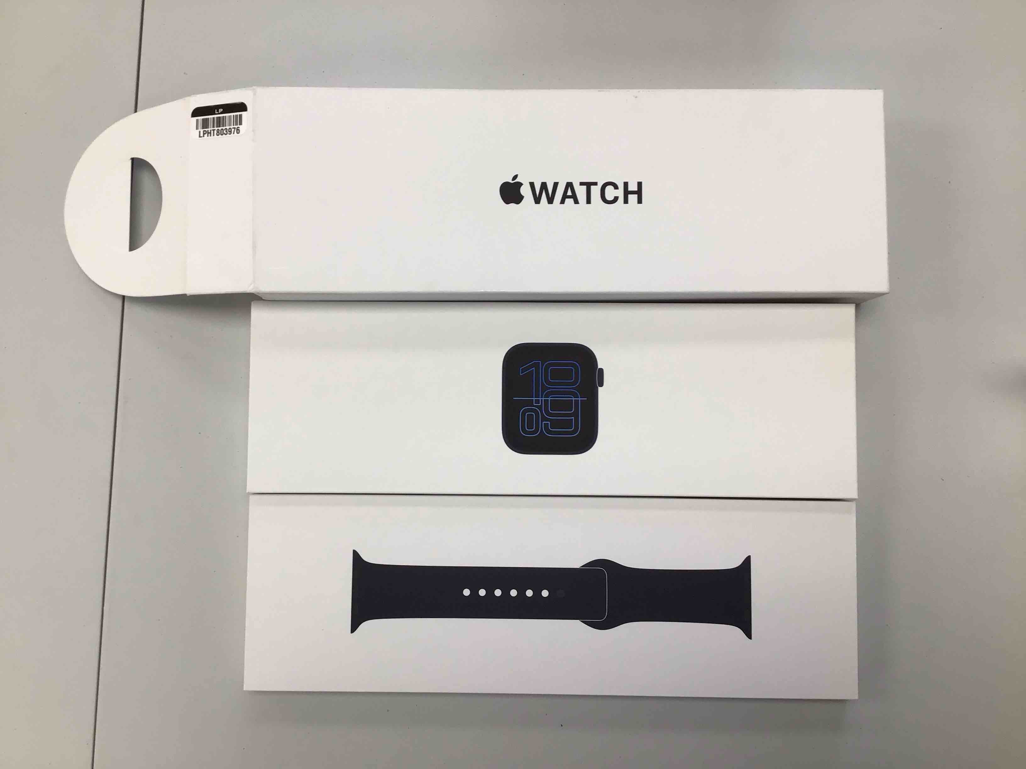 Condition photo showing New/Like New for Apple Watch SE 3 GPS 40mm Midnight Aluminum Case with Midnight Sport Band - S/M