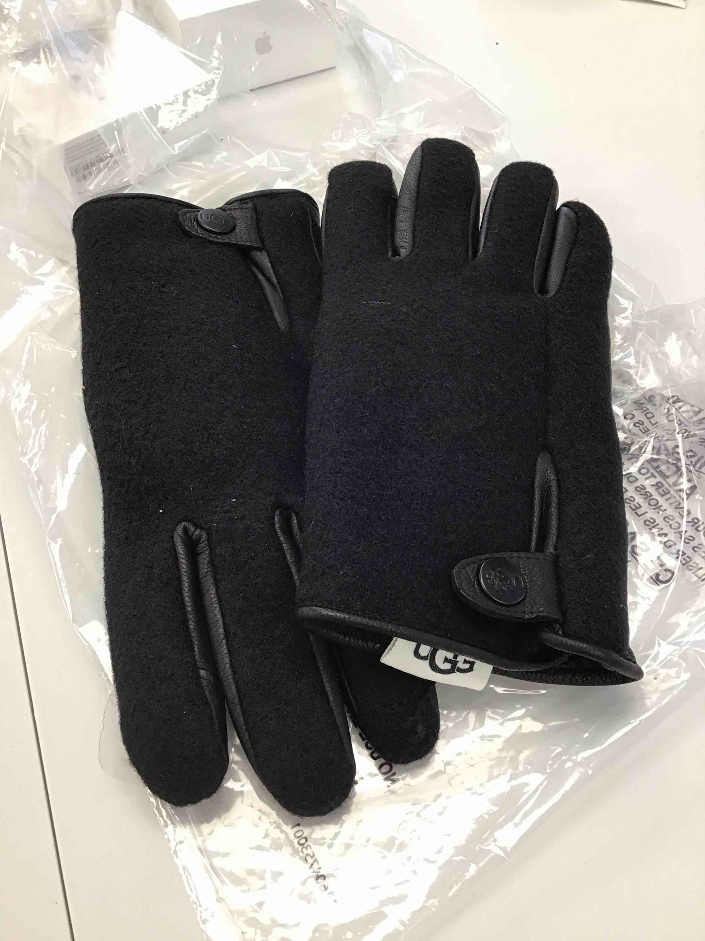 Condition photo showing Good Condition for Ugg Sheepskin Gloves