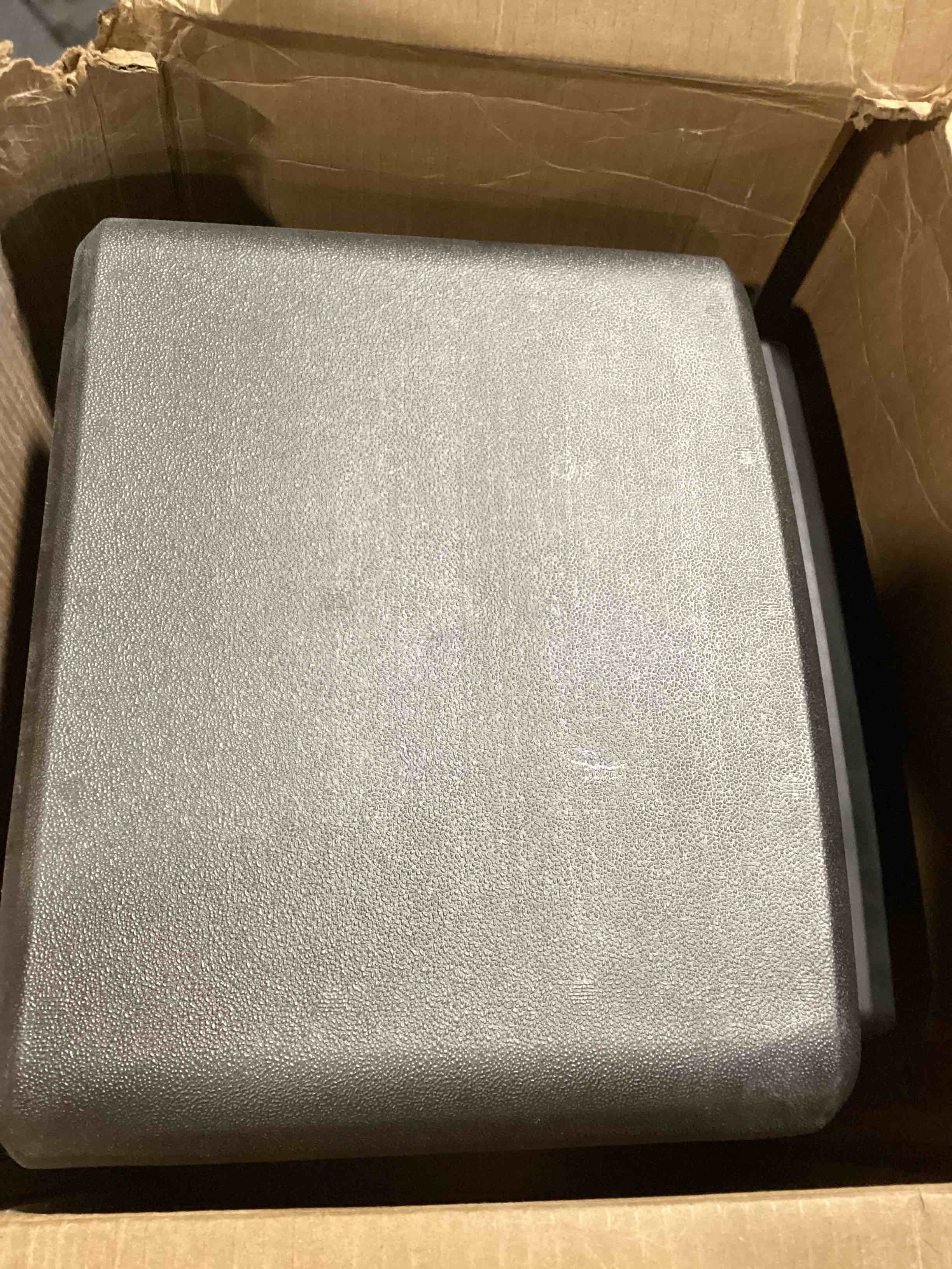 https://s3.amazonaws.com/lotting-images-prod/bidfta/GRA3550328_1747660902045.jpeg
