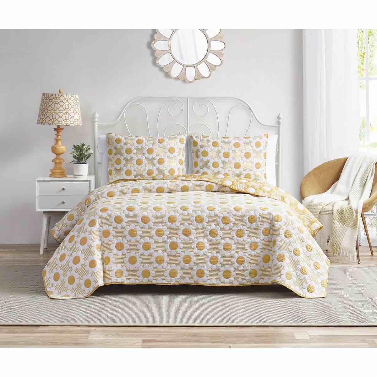 DESIGN STUDIO Daisy Flower Yellow All-Season Soft Woven Matelasse Jacquard Reversible Cotton Blend Quilt Set