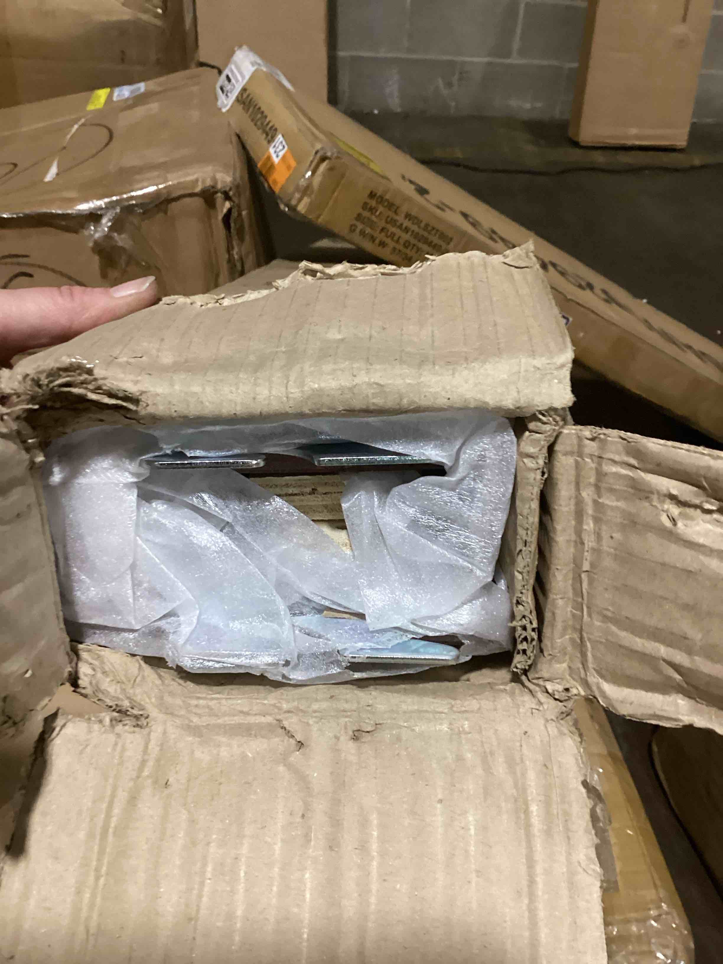 https://s3.amazonaws.com/lotting-images-prod/bidfta/GRA3556645_1750098927633.jpeg