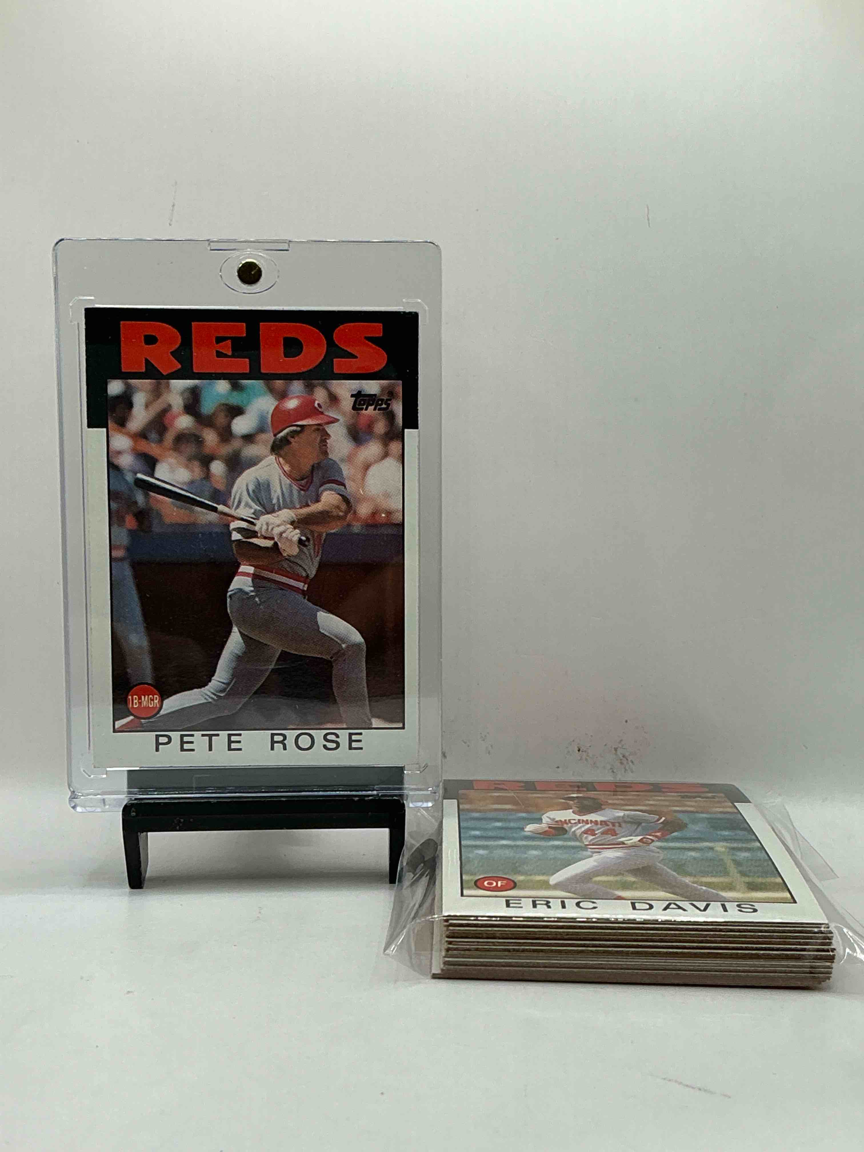 1986 Topps Baseball REDS Complete Set! 24 Card Reds Set, Including Pete Rose Card! Legends Like Pete Rose, Eric Davis & So Many More! Perfect For Any Reds Fan! These Cards Are Rare & Hard To Come By!