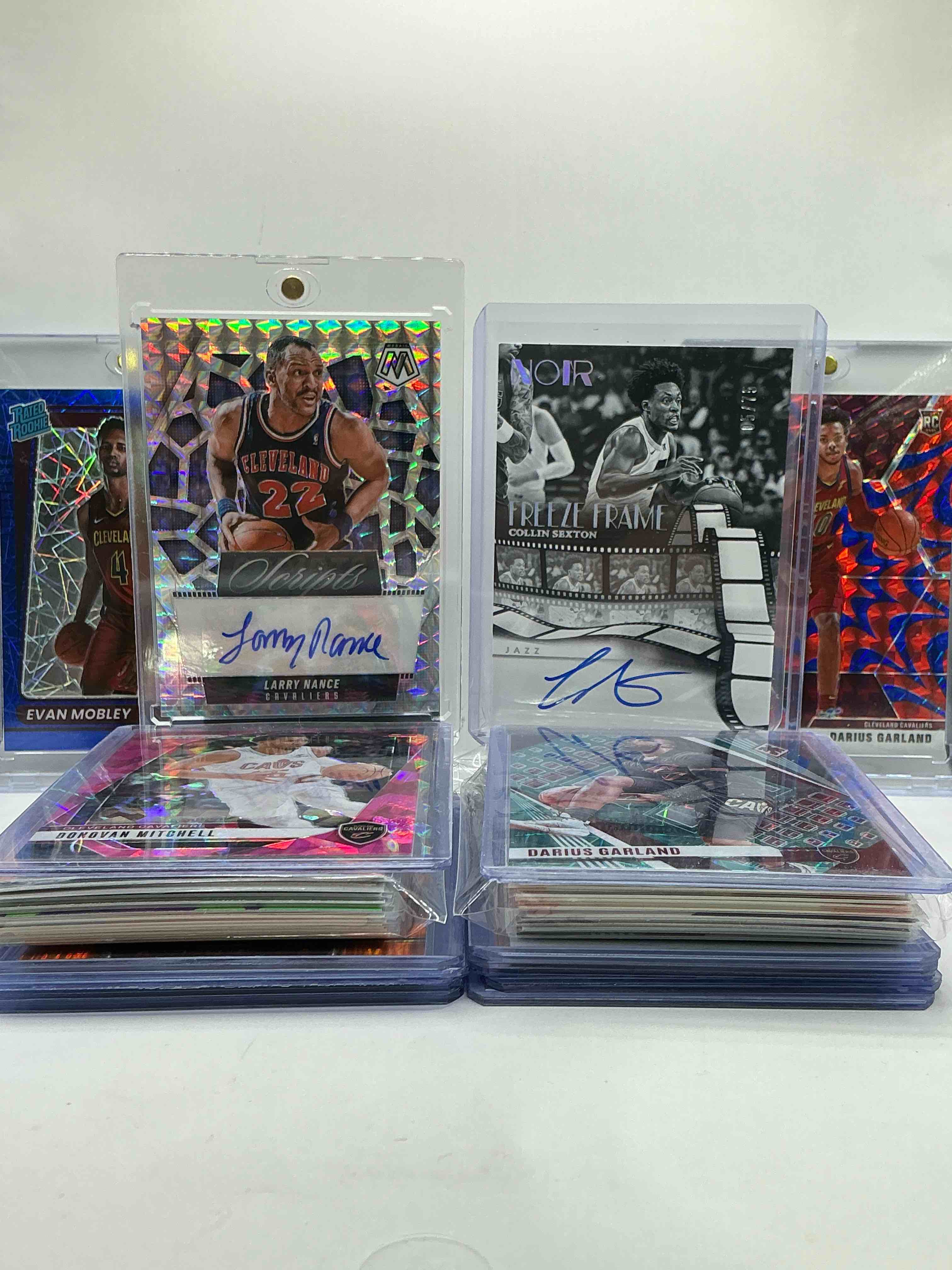 Christmas Cavs Craziness! Collin Sexton ON CARD Autograph & Cleveland Legend Larry Nance Mosaic Auto! Garland & Mobley Rare Rookies! Donovan Mitchell & Garland Rare Parallels! Insane 50 Card Lot! Legends, Commons, Heroes, Rookies & More All Included! WOW! Christmas Special! 