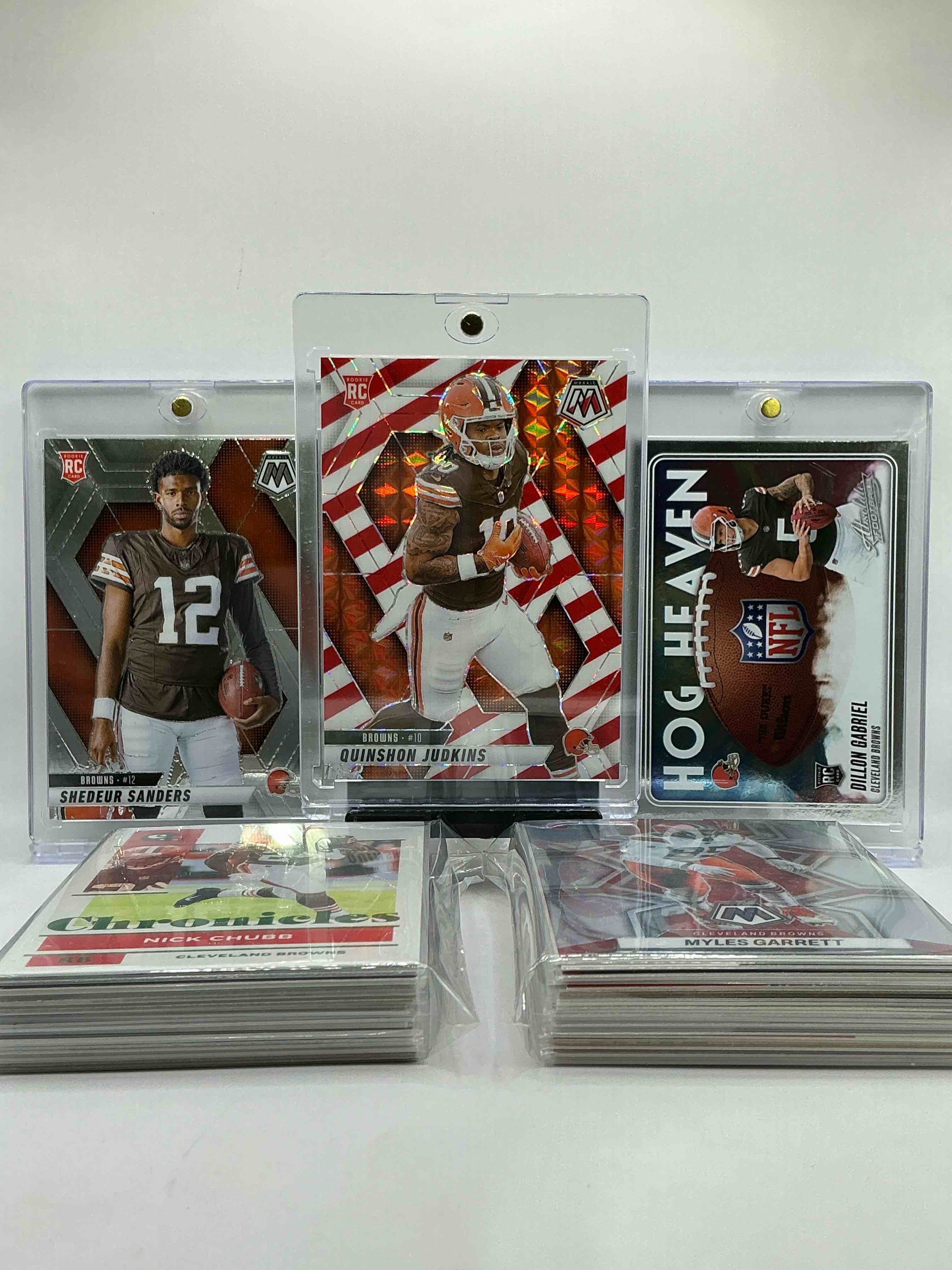 Young Cleveland Browns Superstars! Perfect Time To Invest In Cleveland’s Young Talent! Quinshon Judkins Special Edition Candy Cane Christmas Mosaic Rookie, Shedeur Sanders Mosaic Rookie, Dillon Gabriel Absolute Rookie & More! Insane 50 Card Browns Lot! Legends, Rookies & More… Vintage & New! This 50 Card Lot Includes Commons & Heroes! Myles Garrett, Nick Chubb, Sanders, Gabriel & More! WOW!