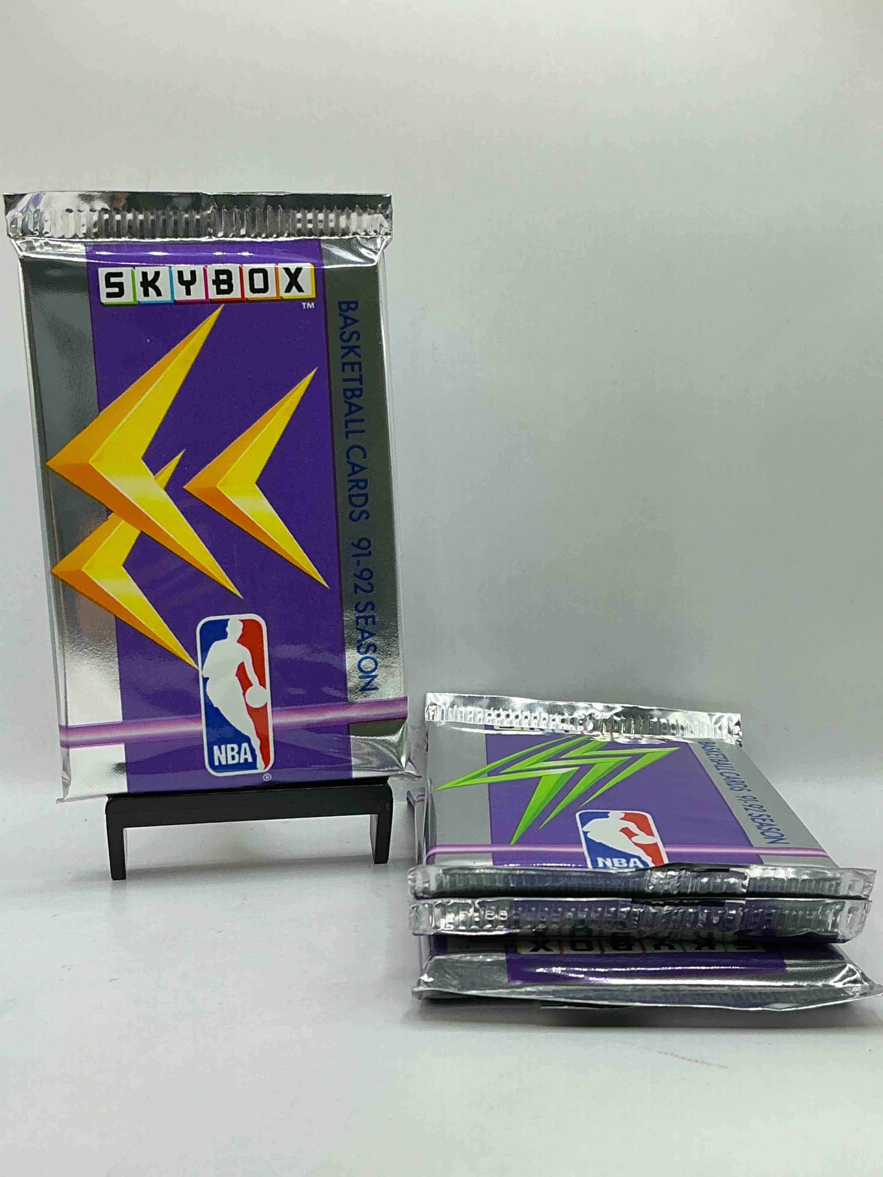 Basketball Wow! Rare 1991/92 NBA Skybox Sealed Sports Collectible Card Pack, Direct From Original Sealed Retail Case! So Many Awesome Cards To Search For Like Team USA Card (PSA 10 Value $500), #544 Team USA 1 Card (PSA 10 Value $300), Michael Jordan #39 (PSA 10 Value $150) & Too Many Other Great Cards To List! Hard To Find, Excellent Like-New Condition!