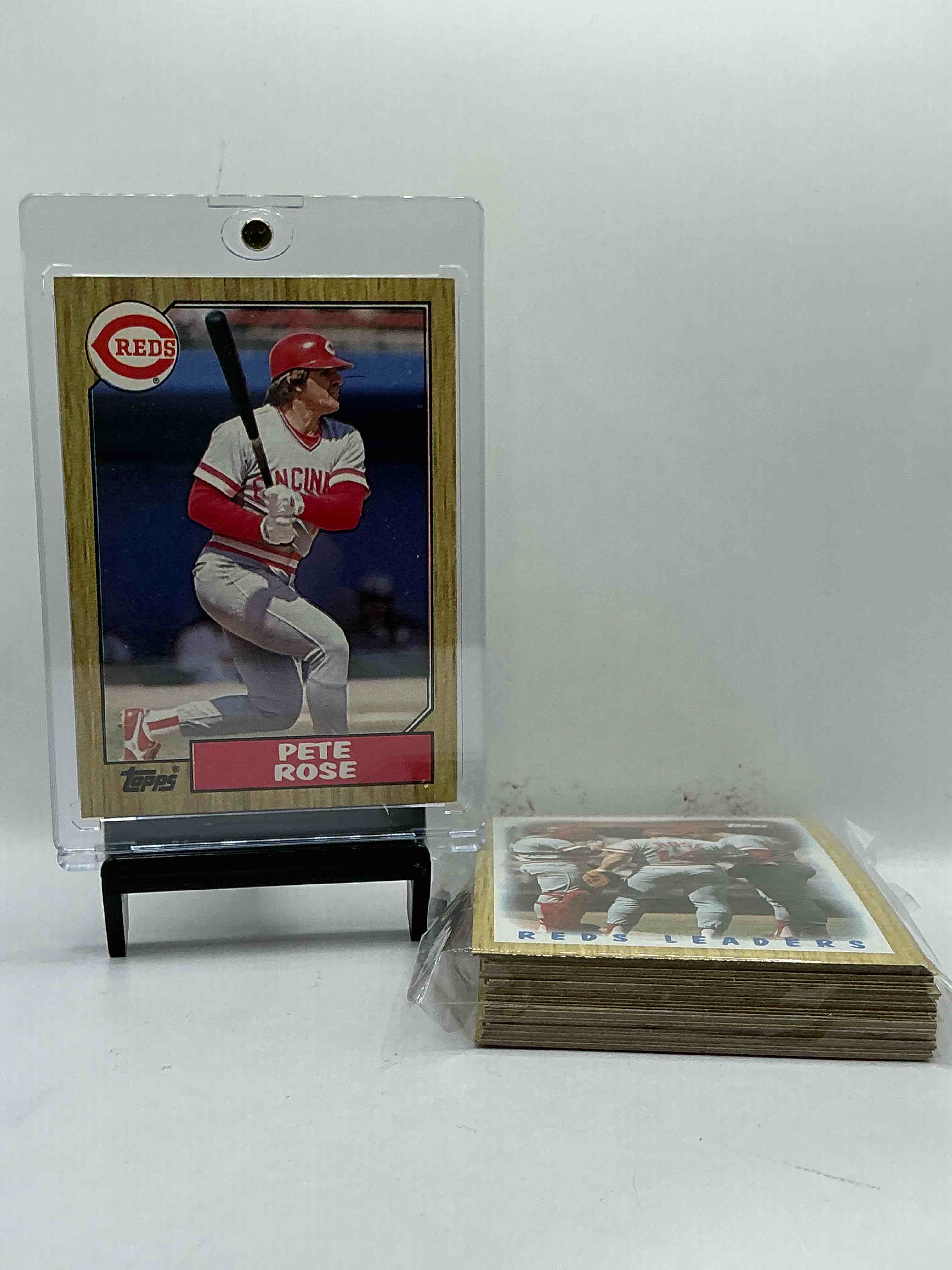 1987 Topps Baseball REDS Complete Set! 30 Card Reds Set, Including Pete Rose Card! Legends Like Pete Rose, Eric Davis & So Many More! Perfect For Any Reds Fan! These Cards Are Rare & Hard To Come By!