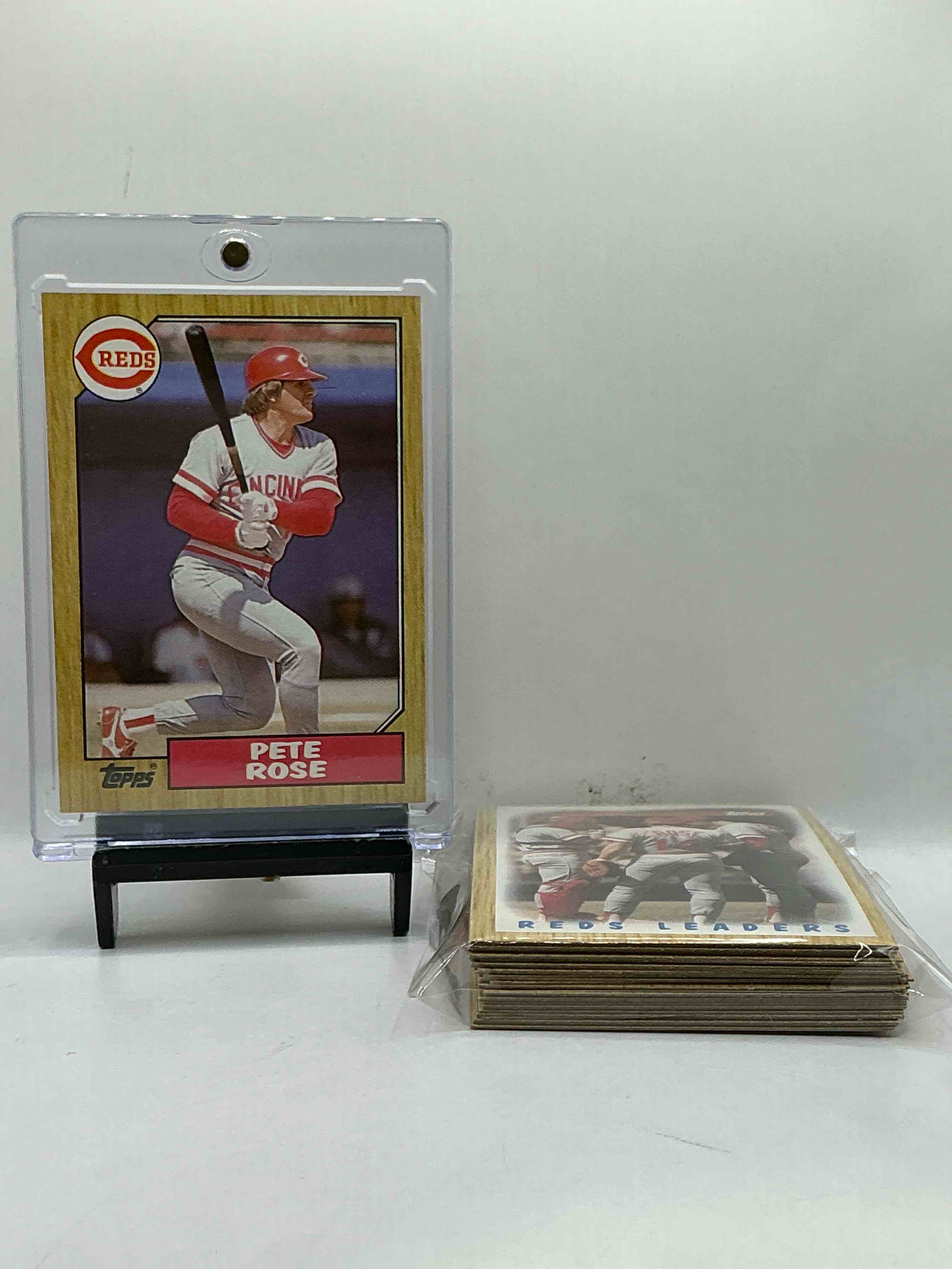 1987 Topps Baseball REDS Complete Set! 33 Card Reds Set, Including Pete Rose Card! Legends Like Pete Rose, Eric Davis & So Many More! Perfect For Any Reds Fan! These Cards Are Rare & Hard To Come By!
