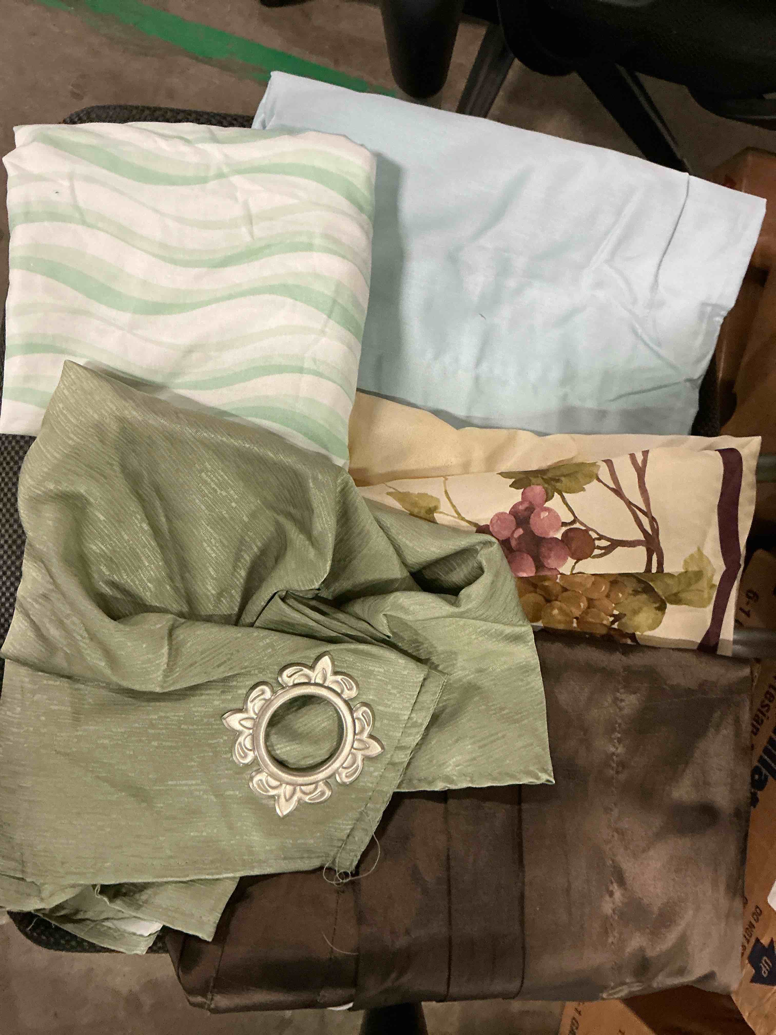 Assortment of bed covers (22 pieces)