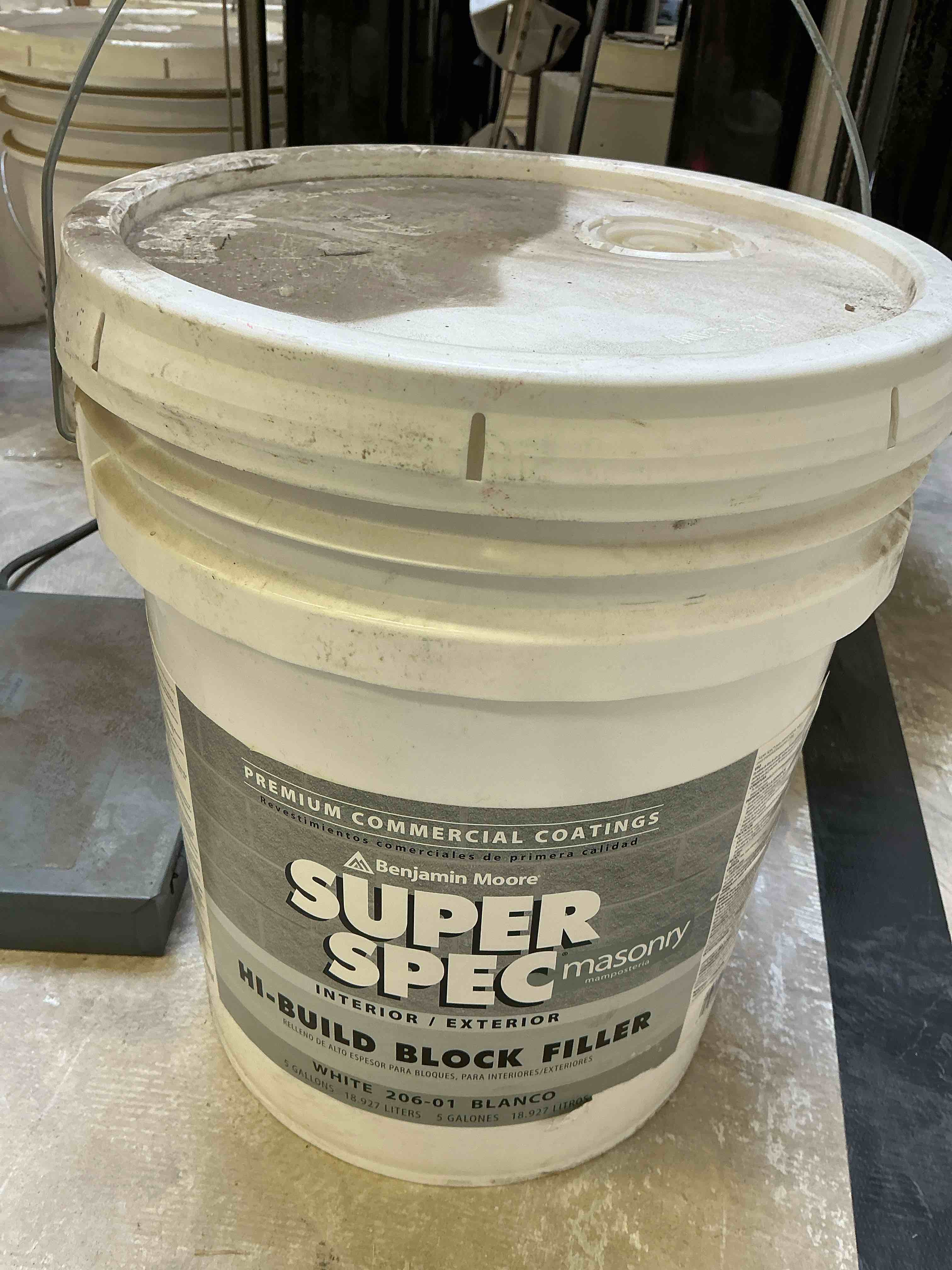 PREMIUM COMMERCIAL COATINGS Revestimientos comerciales de orimera calidad A Benjamin Moore SUPER SPECimason INTERIOR / EXTERIOR HI-BUILD BLOCK FILLER