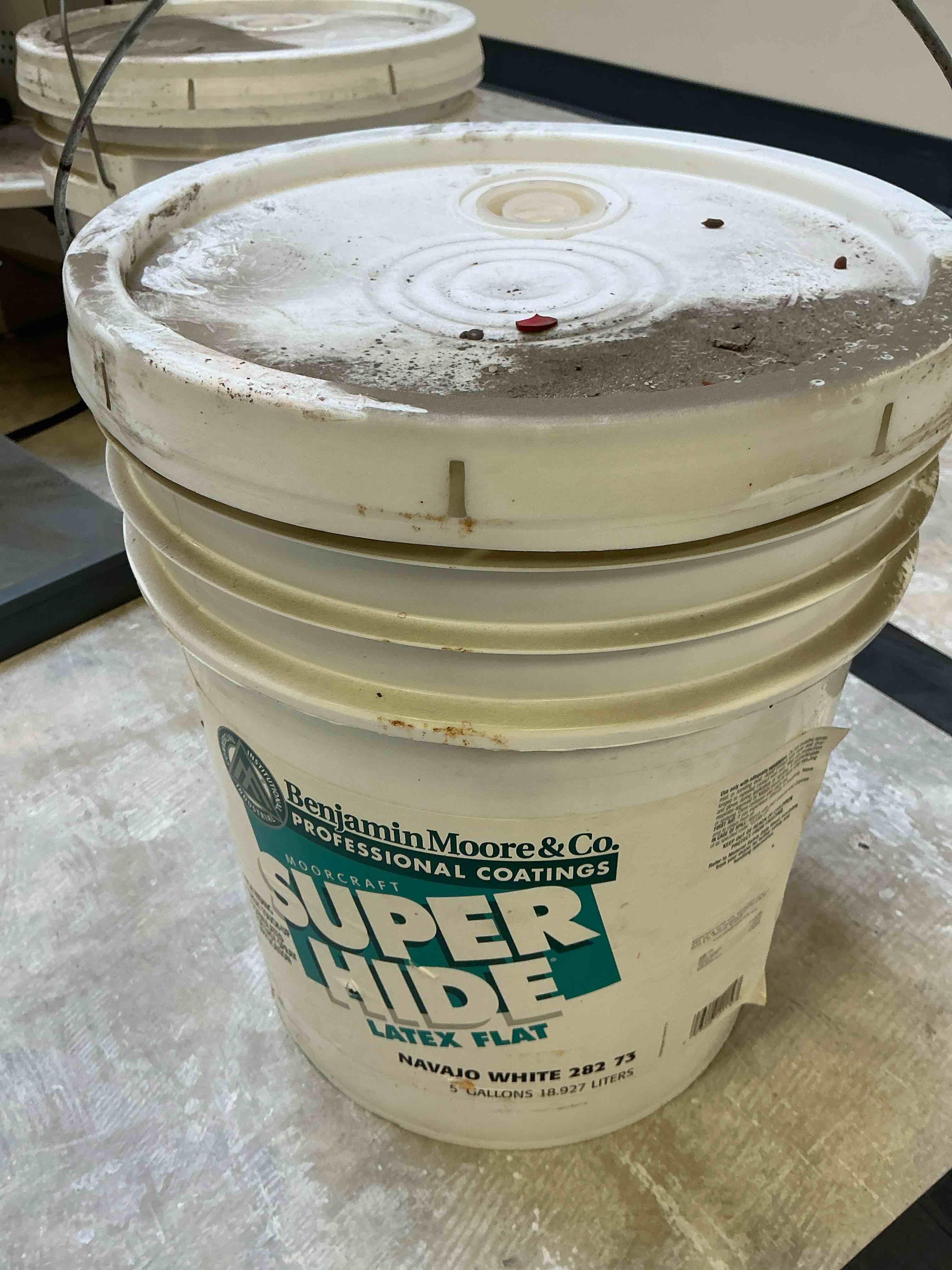Benjamin Moore & Co PROFESSIONAL COATINGS MOORCRAFT KHNH H?NG JUPER NAVAJO WHITE 282 73 5 GALLONS 18.927 LITERS