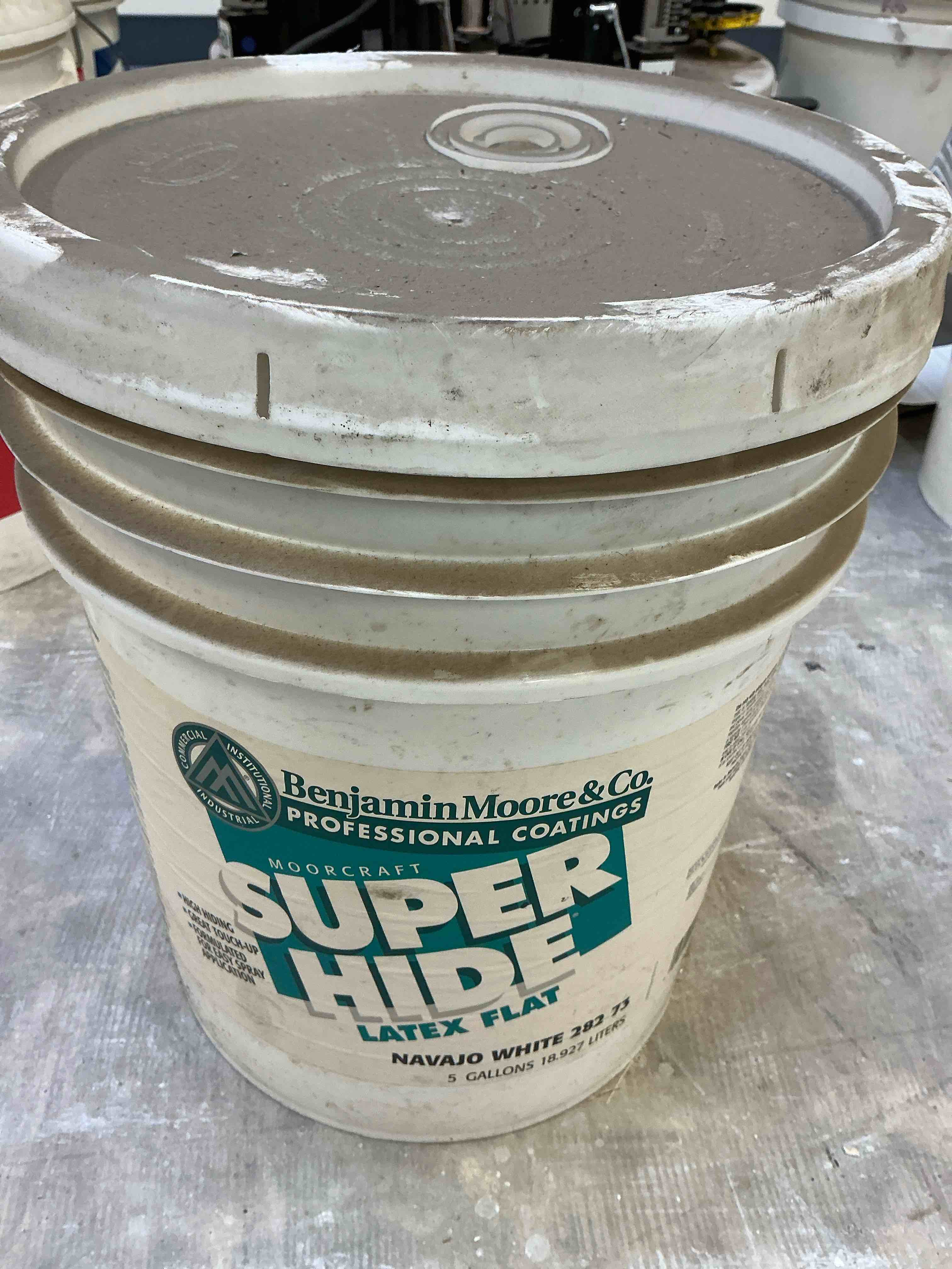 Benjamin Moore & CO. UNDUSTALN PROFESSIONAL COATINGS MOORCRAFT " CAGAT TOUCH-UP SUPE • FORMULATED HOR EASY SPRAY LATEX FLAT NAVANOUR TE 702,