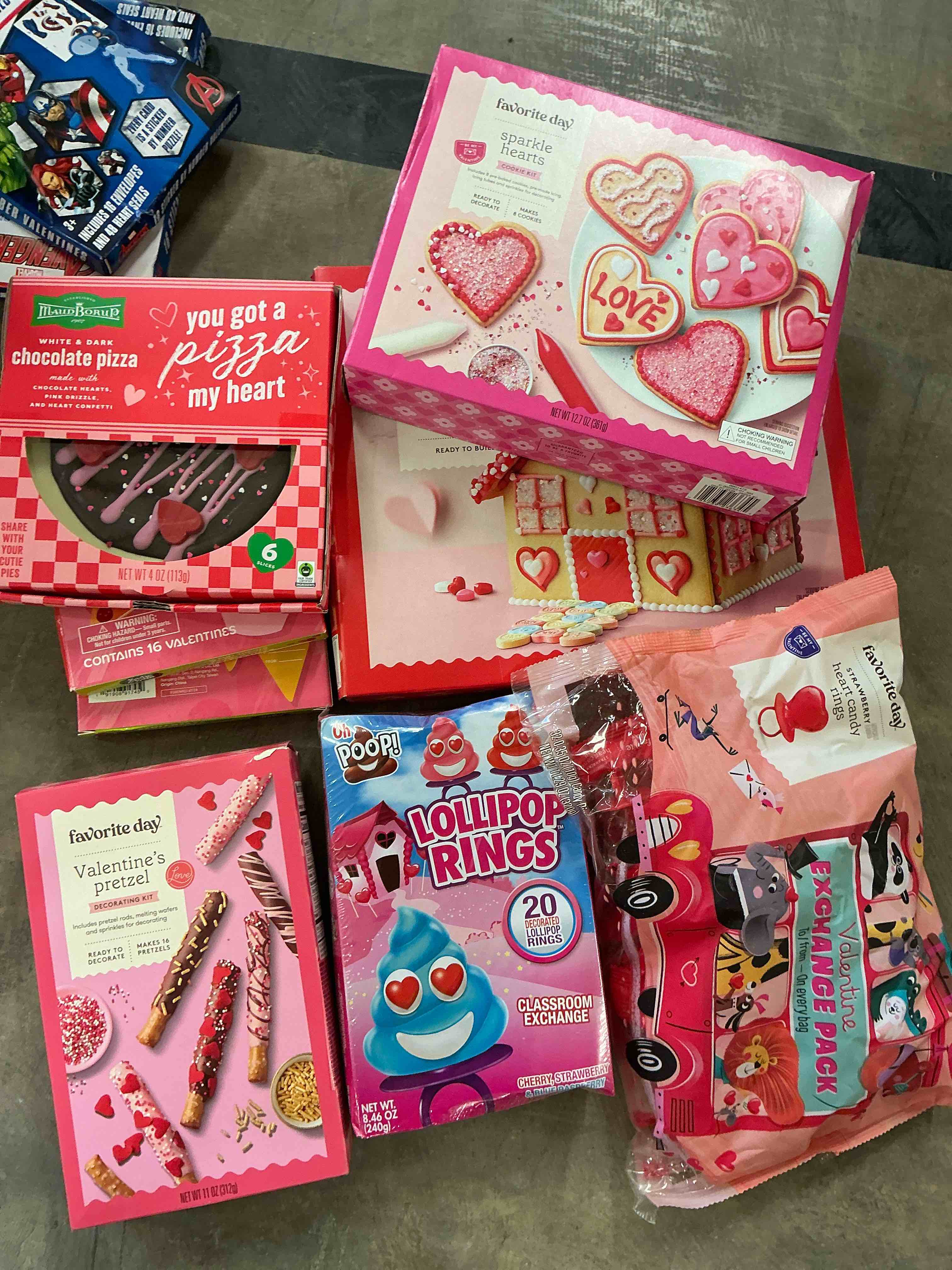 Assortment of sweets of different flavors (3 pieces)