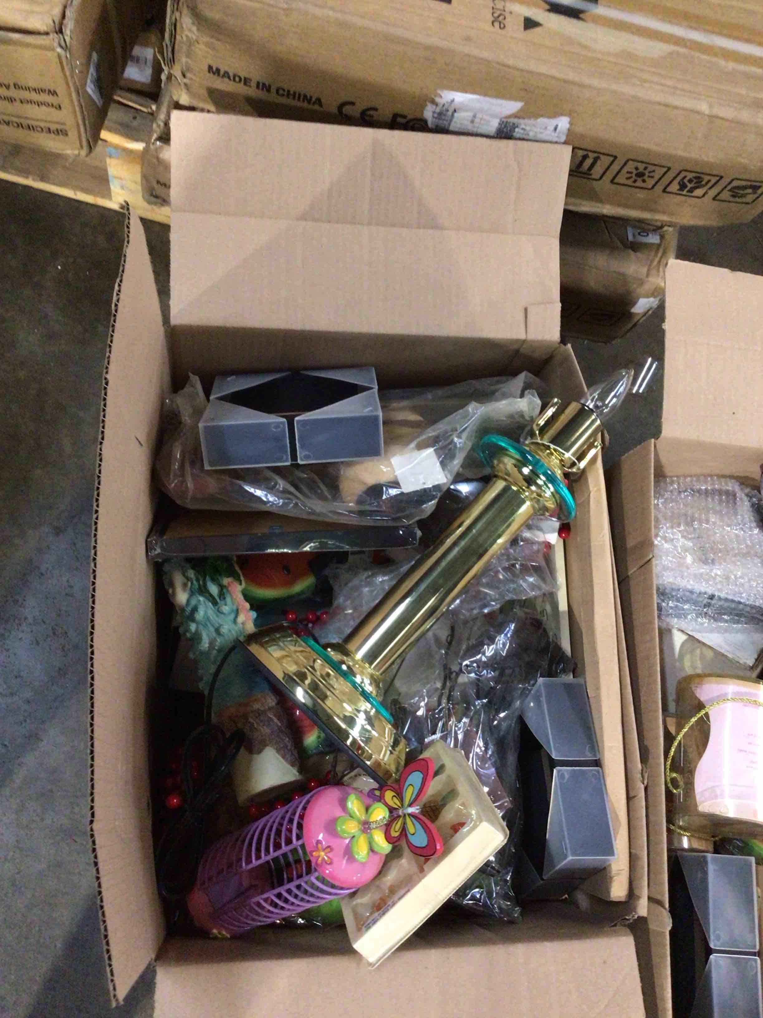 Box of Assorted Home Decor Stuff (Lot of 20 Items Approximate Count